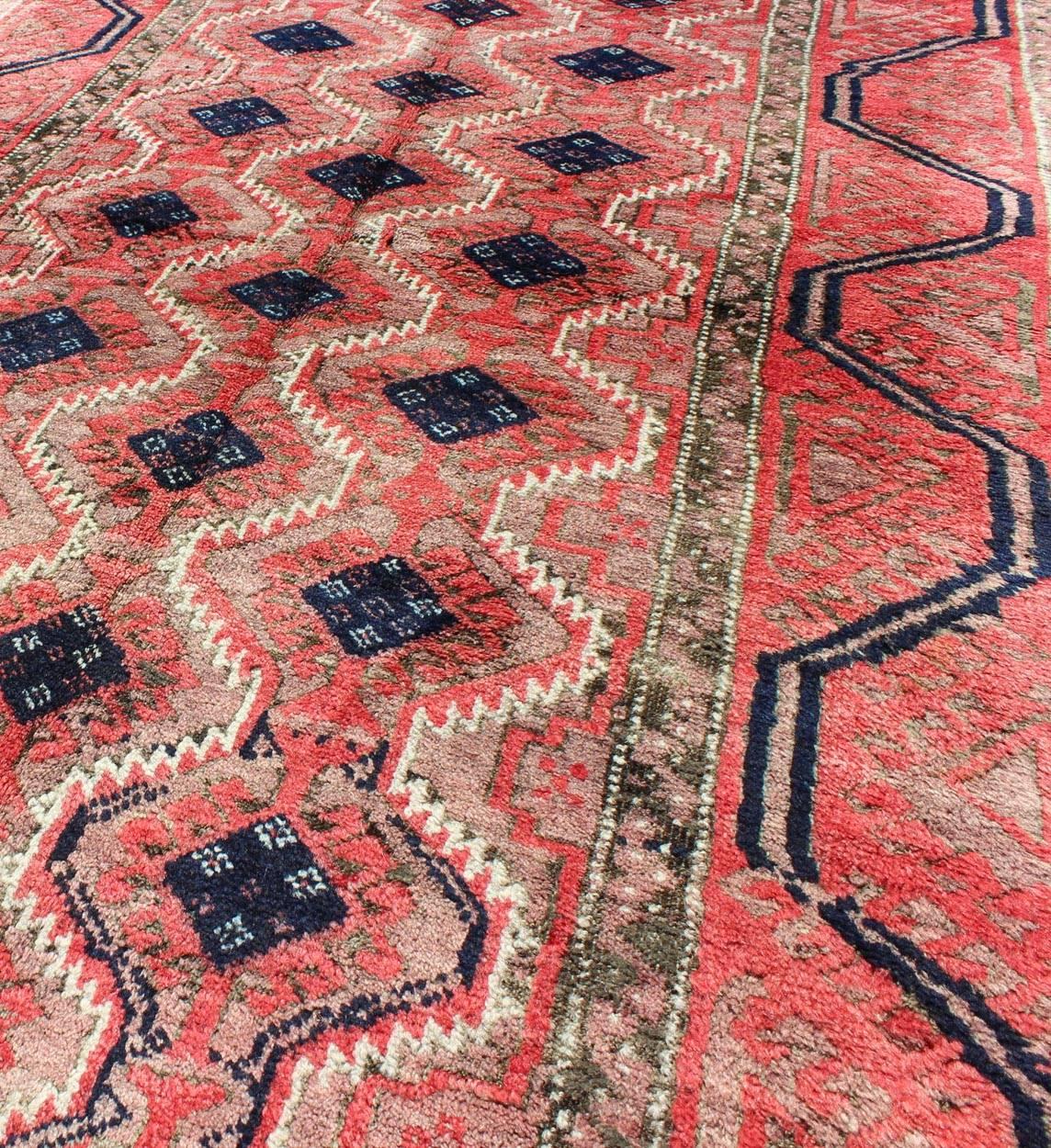 Annodato a mano Tappeto Beluch vintage di metà secolo con motivo a diamante all-over in rosso e carbone in vendita