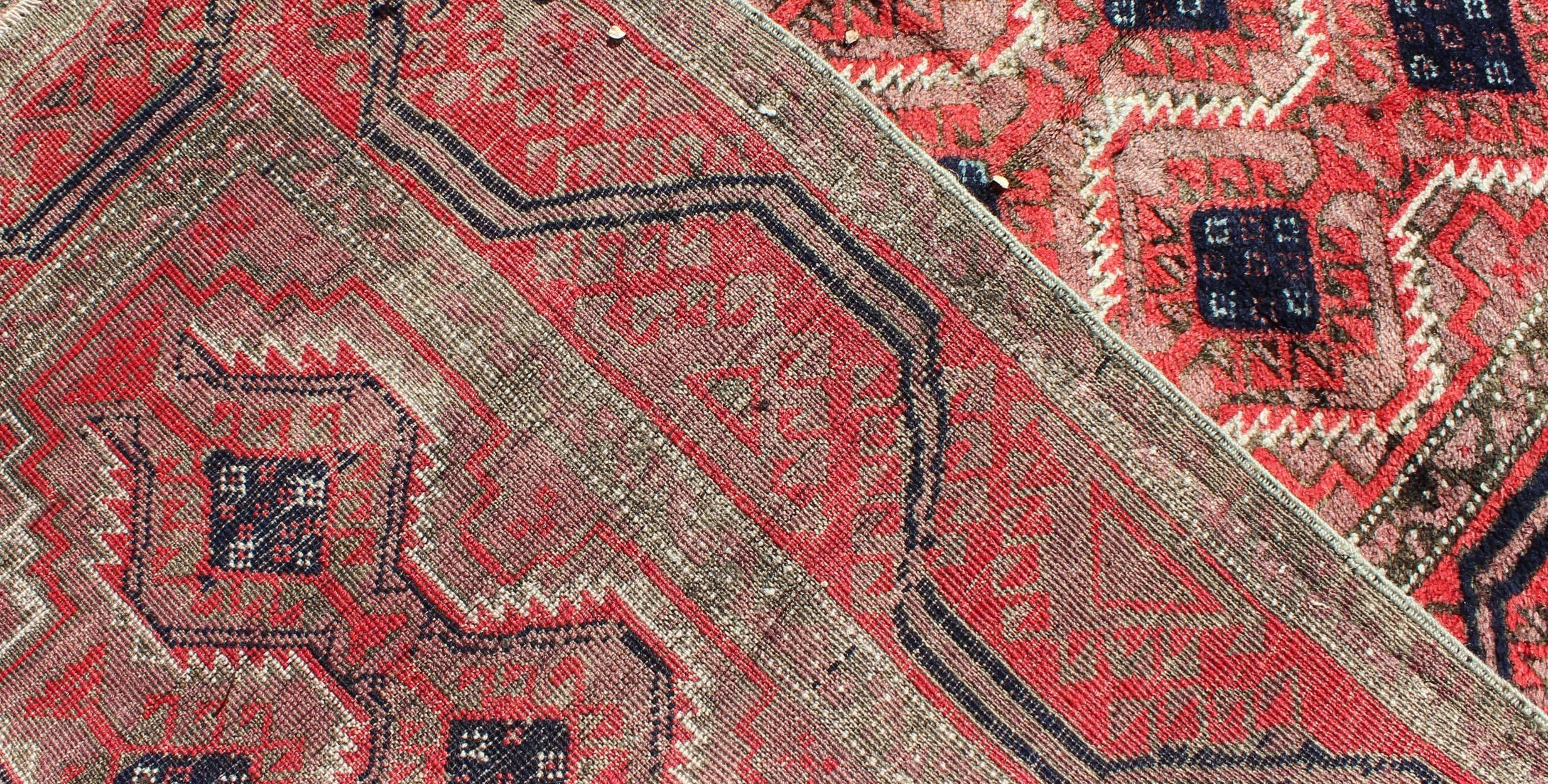 Tappeto Beluch vintage di metà secolo con motivo a diamante all-over in rosso e carbone In condizioni ottime in vendita a Atlanta, GA