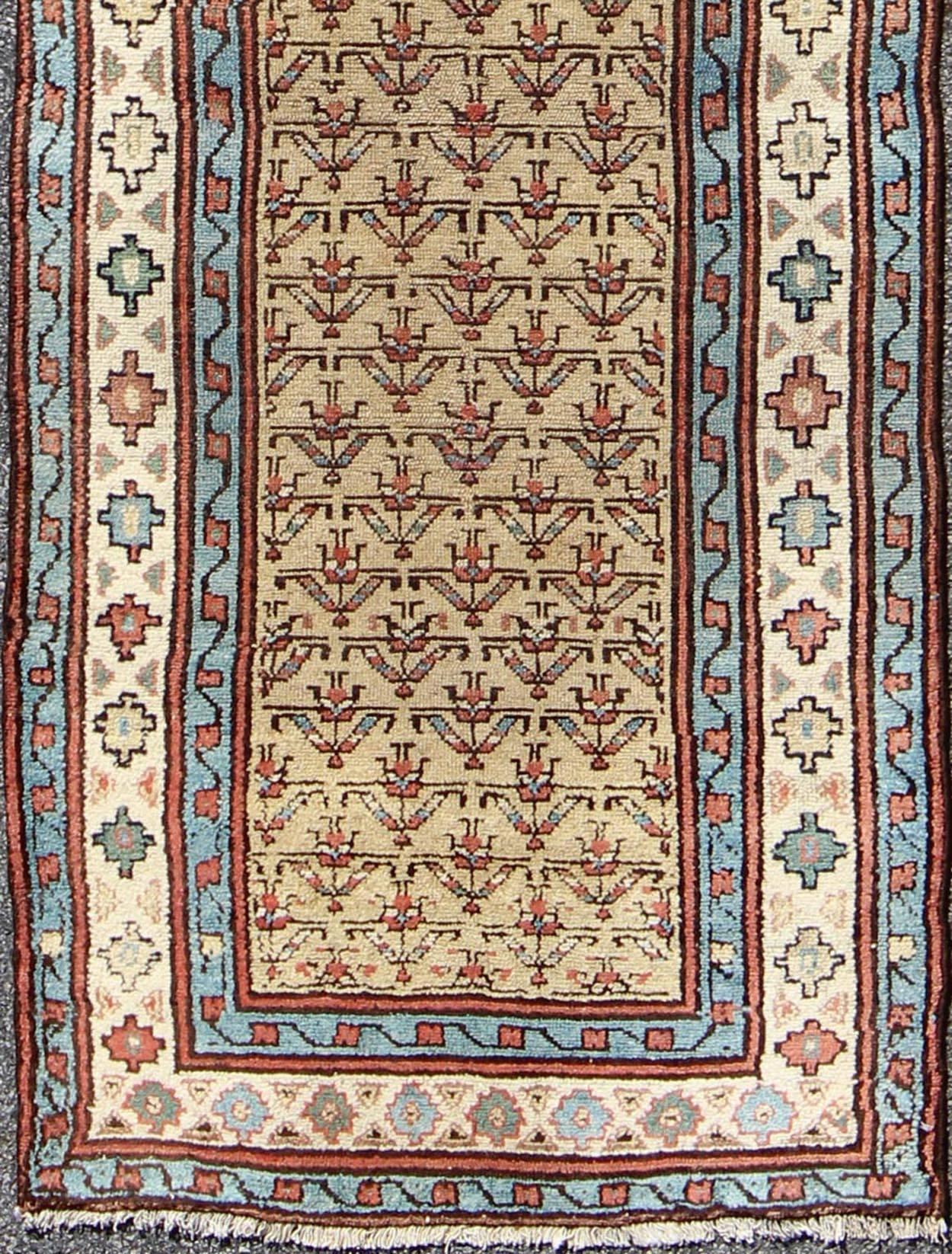 Tapis Serab antique du début du 20ème siècle avec un motif all-over en blé, tapis l11-0913, pays d'origine / type : Iran / Tribal, circa 1900

Cet unique chemin de table Serab antique du début du XXe siècle en Iran présente un champ de couleur blé