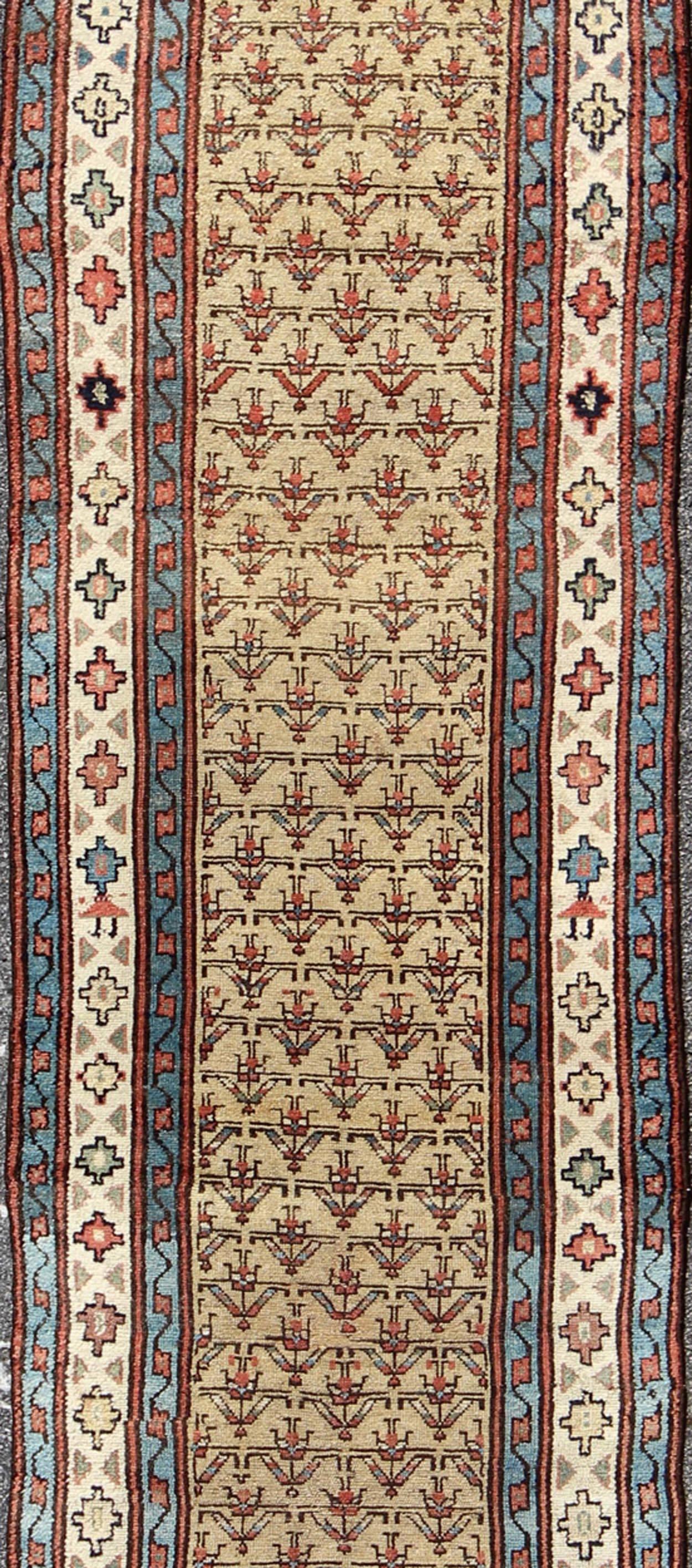 Perse Tapis de couloir sérab ancien tribal du début du 20e siècle avec motif sur tout le pourtour en blé en vente