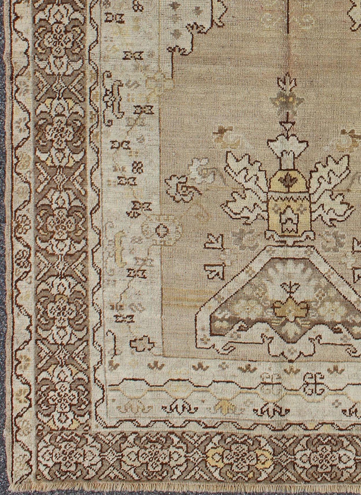 1920s antique Turkish Oushak prayer rug with flowers in ivory, taupe and cream, rug mh-10638, country of origin / type: Turkey / Oushak, circa 1920

This lovely and finely woven antique Turkish Oushak rug (circa 1920) displays a prayer design set