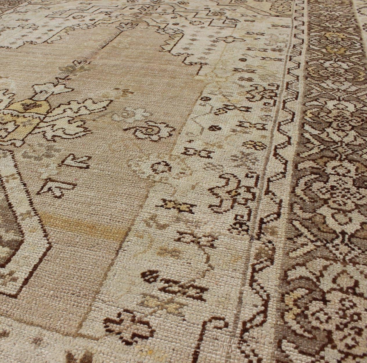 Early 20th Century 1920s Antique Turkish Oushak Prayer Rug with Flowers in Ivory, Taupe and Cream For Sale