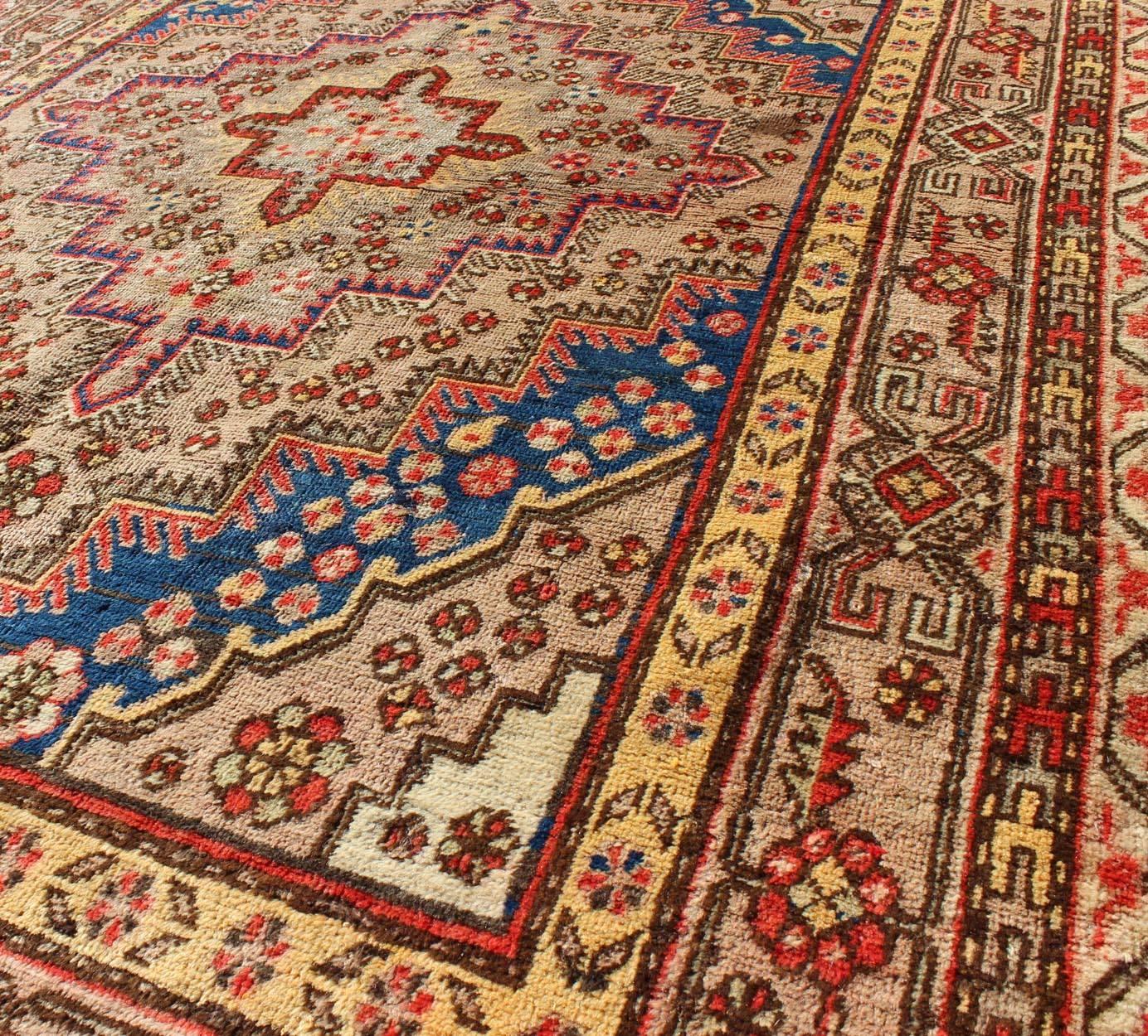 Alfombra Khotan Antigua Colorida Con Múltiples Capas  Patrón Medallón Anudado a mano en venta