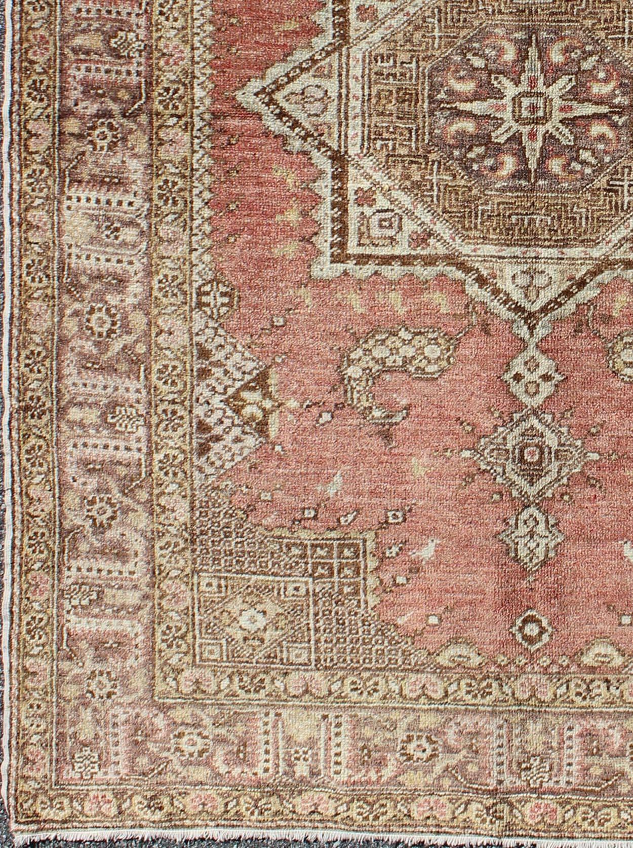 Vintage Turkish Oushak rug with geometric star medallion in red, ivory and taupe, Keivan Woven Arts / rug na-41641, country of origin / type: Turkey / Oushak, circa mid-20th century

This vintage Turkish Oushak carpet (circa mid-20th century)