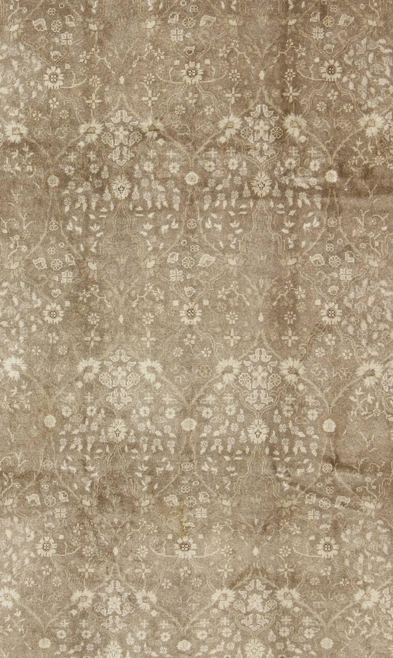 Türkischer Oushak-Teppich aus der Mitte des Jahrhunderts mit botanischem All-Over-Muster in Neutral (Handgeknüpft) im Angebot