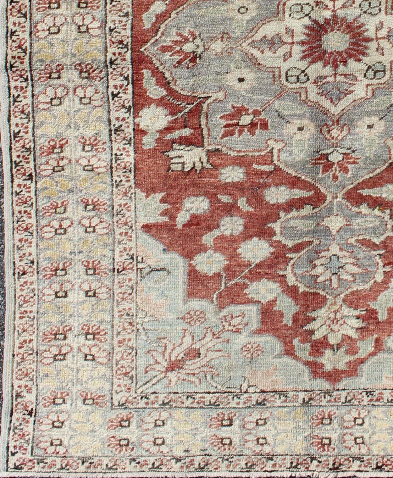 alfombra turca vintage de Sivas con medallón floral en rojo, azul claro y gris con borde verde amarillo , alfombra na-54734, país de origen / tipo: Turquía / Sivas, hacia mediados del siglo XX

Esta alfombra turca vintage de Sivas, finamente
