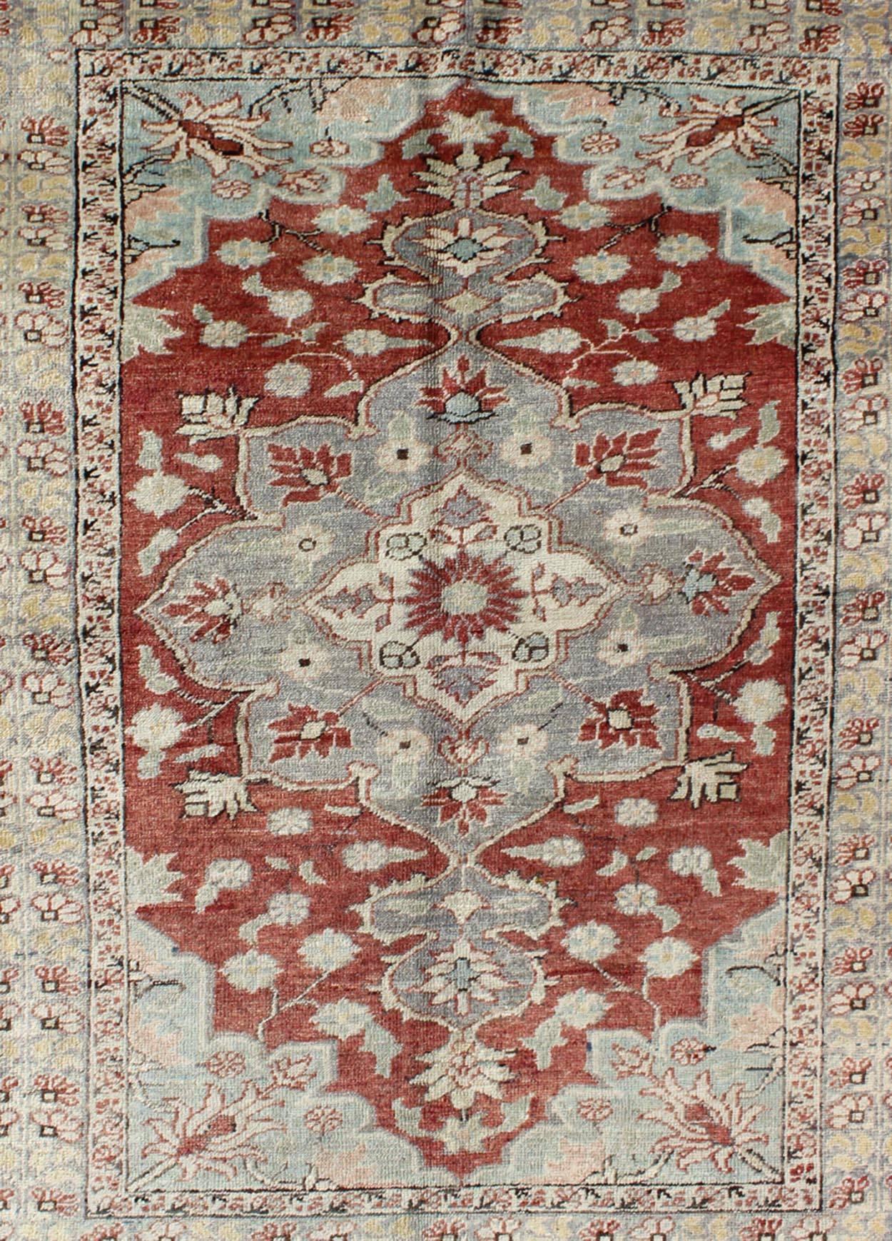Alfombra Turca Vintage Sivas de color Rojo, Azul Claro, Gris y Verde Amarillo Claro Oushak en venta