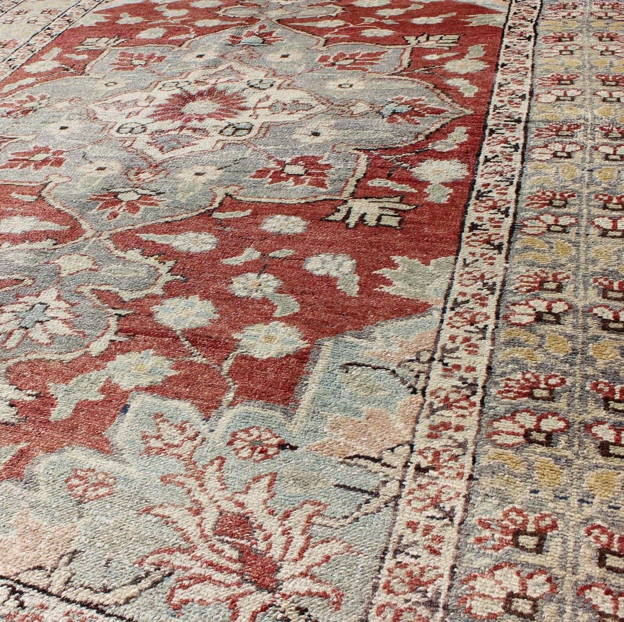 Alfombra Turca Vintage Sivas de color Rojo, Azul Claro, Gris y Verde Amarillo Claro Anudado a mano en venta