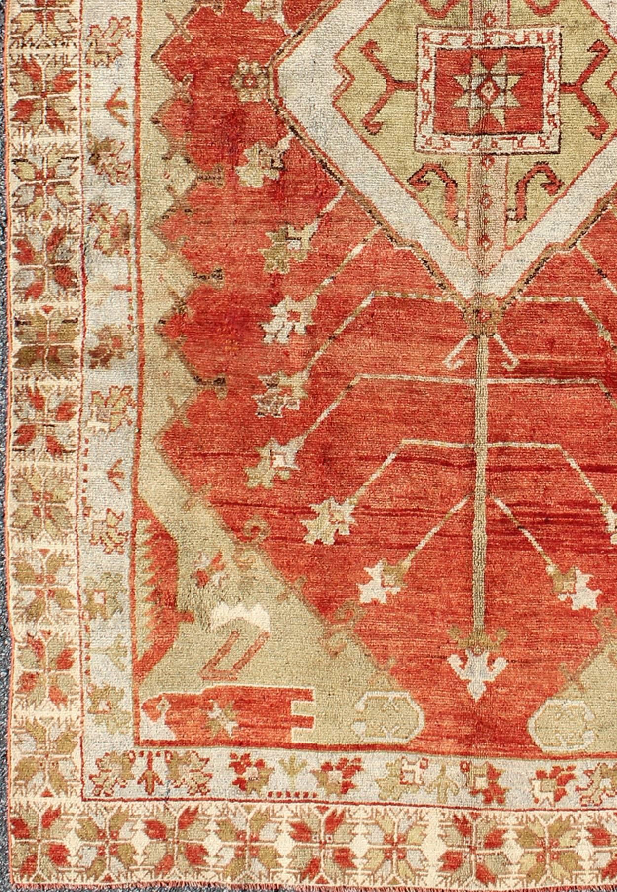 Antigua alfombra tribal turca de Oushak con medallón y flores geométricas, alfombra na-54747, país de origen / tipo: Turquía / Oushak, hacia mediados del siglo XX

Esta antigua alfombra turca Oushak presenta un diseño de medallón central, así como
