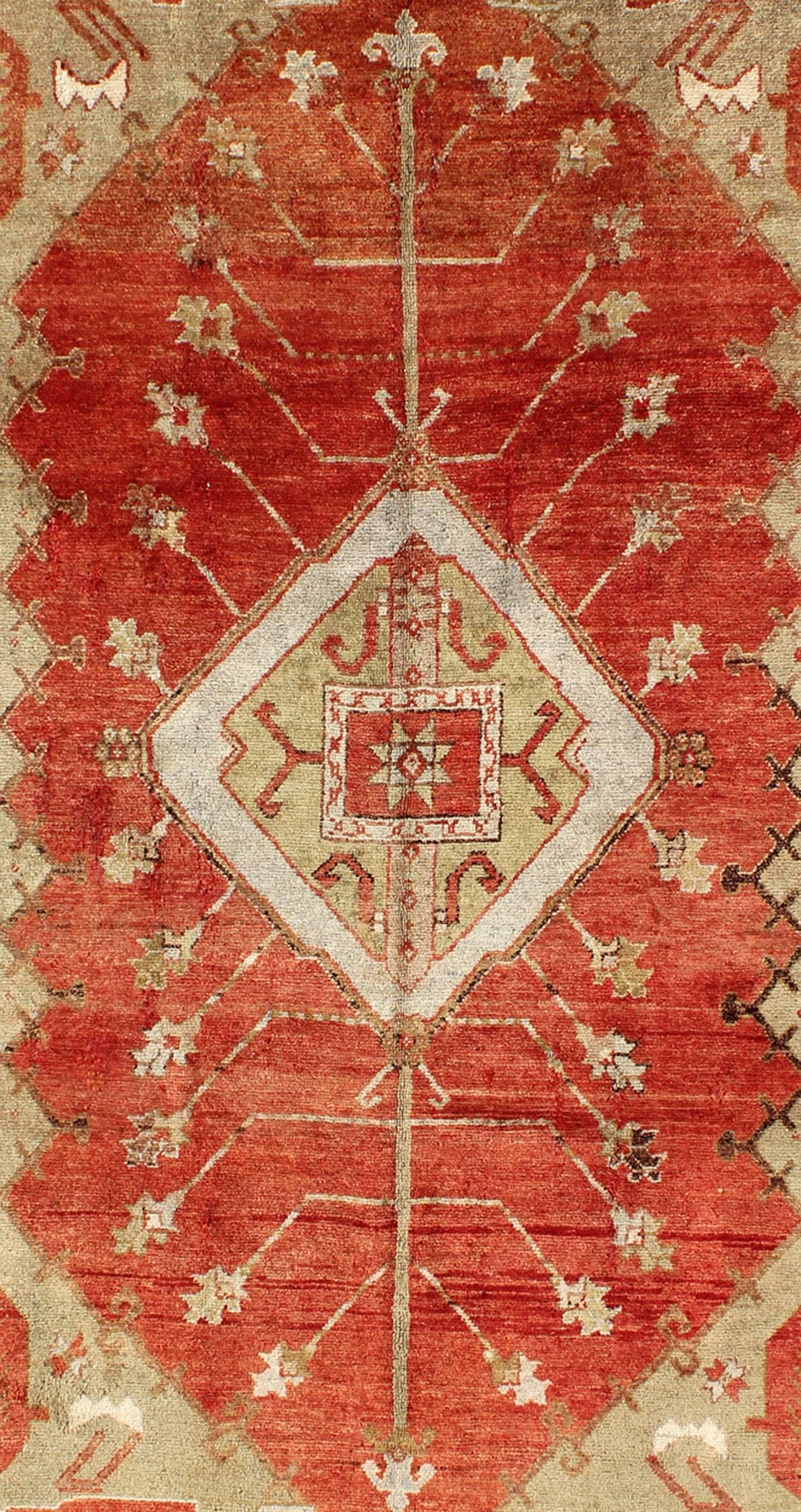 Antigua alfombra tribal turca Oushak con medallón y flores geométricas Turco en venta