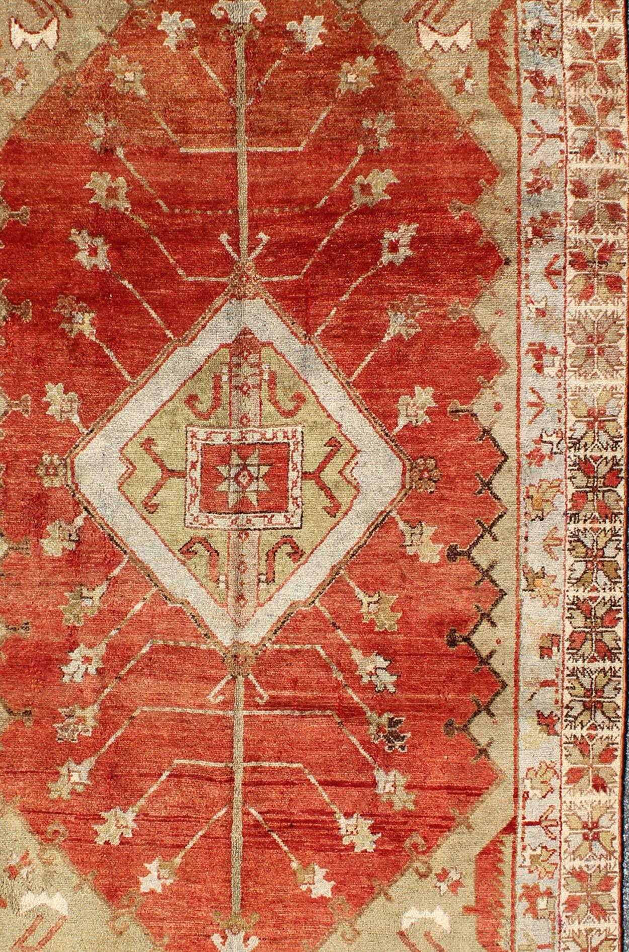 Antigua alfombra tribal turca Oushak con medallón y flores geométricas Anudado a mano en venta