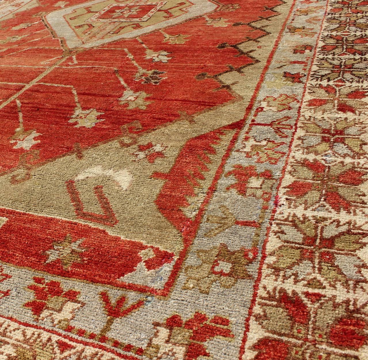 Antigua alfombra tribal turca Oushak con medallón y flores geométricas en Excelente estado para la venta en Atlanta, GA