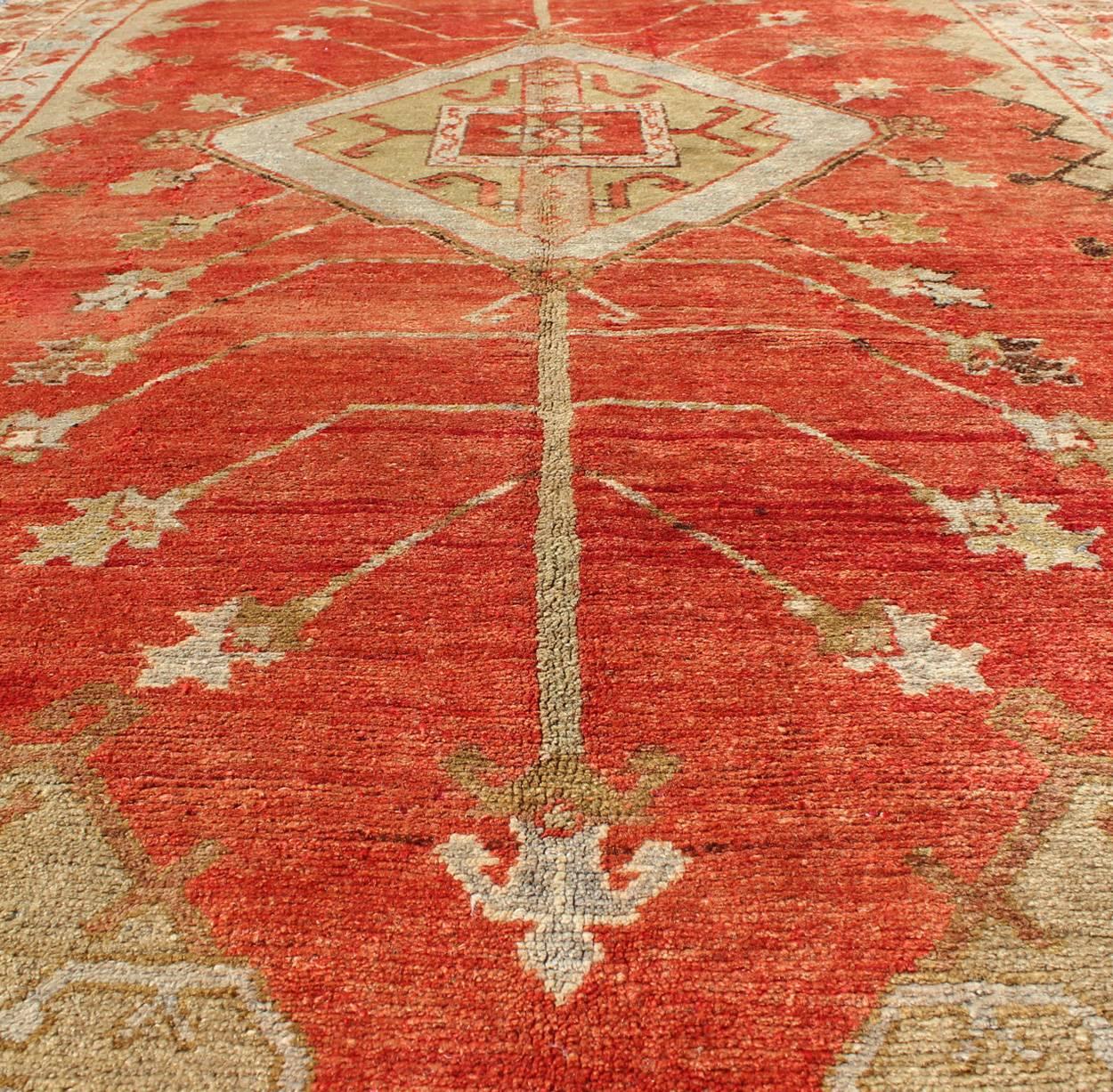 Antigua alfombra tribal turca Oushak con medallón y flores geométricas mediados del siglo XX en venta