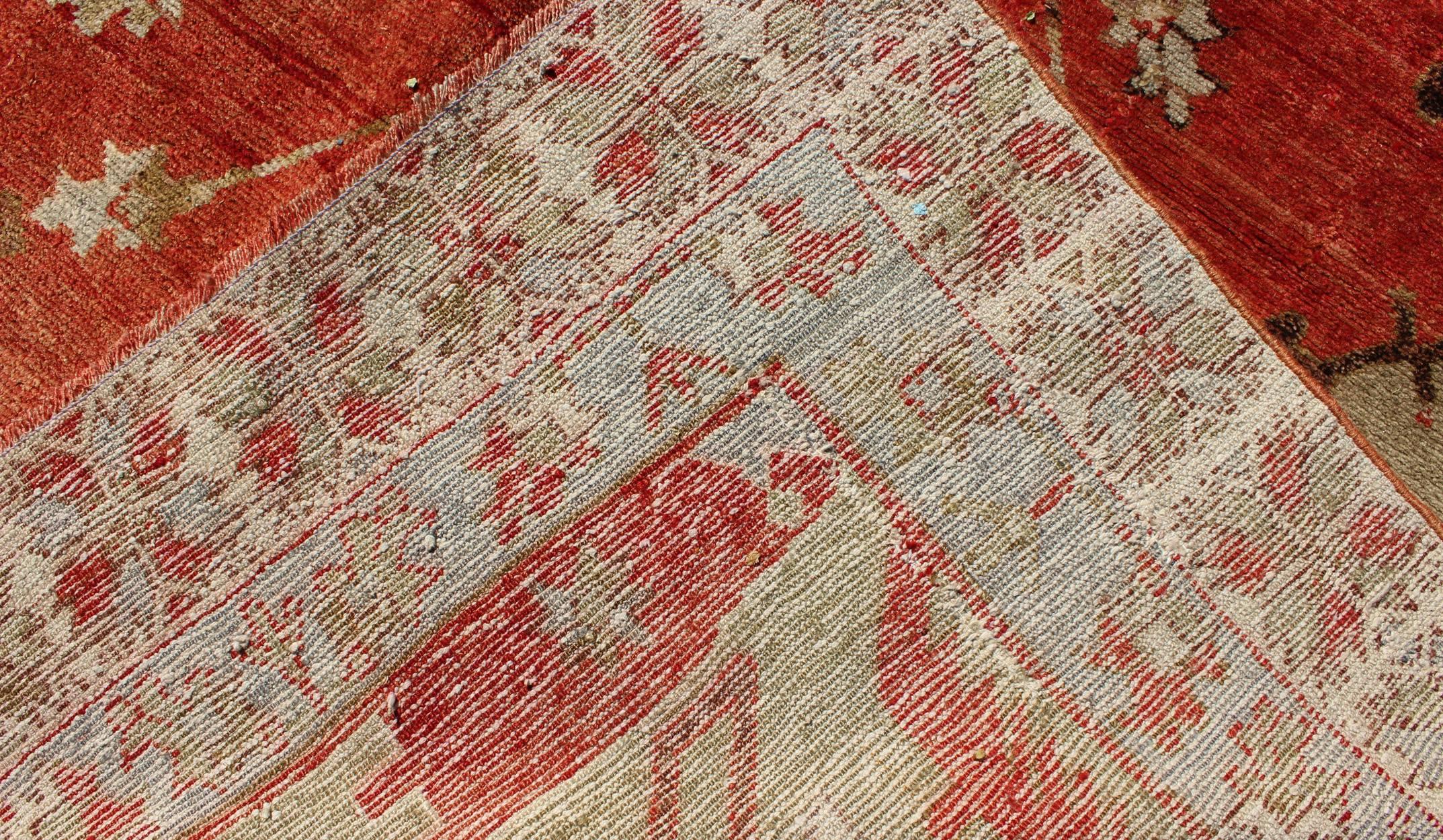 Antigua alfombra tribal turca Oushak con medallón y flores geométricas Lana en venta