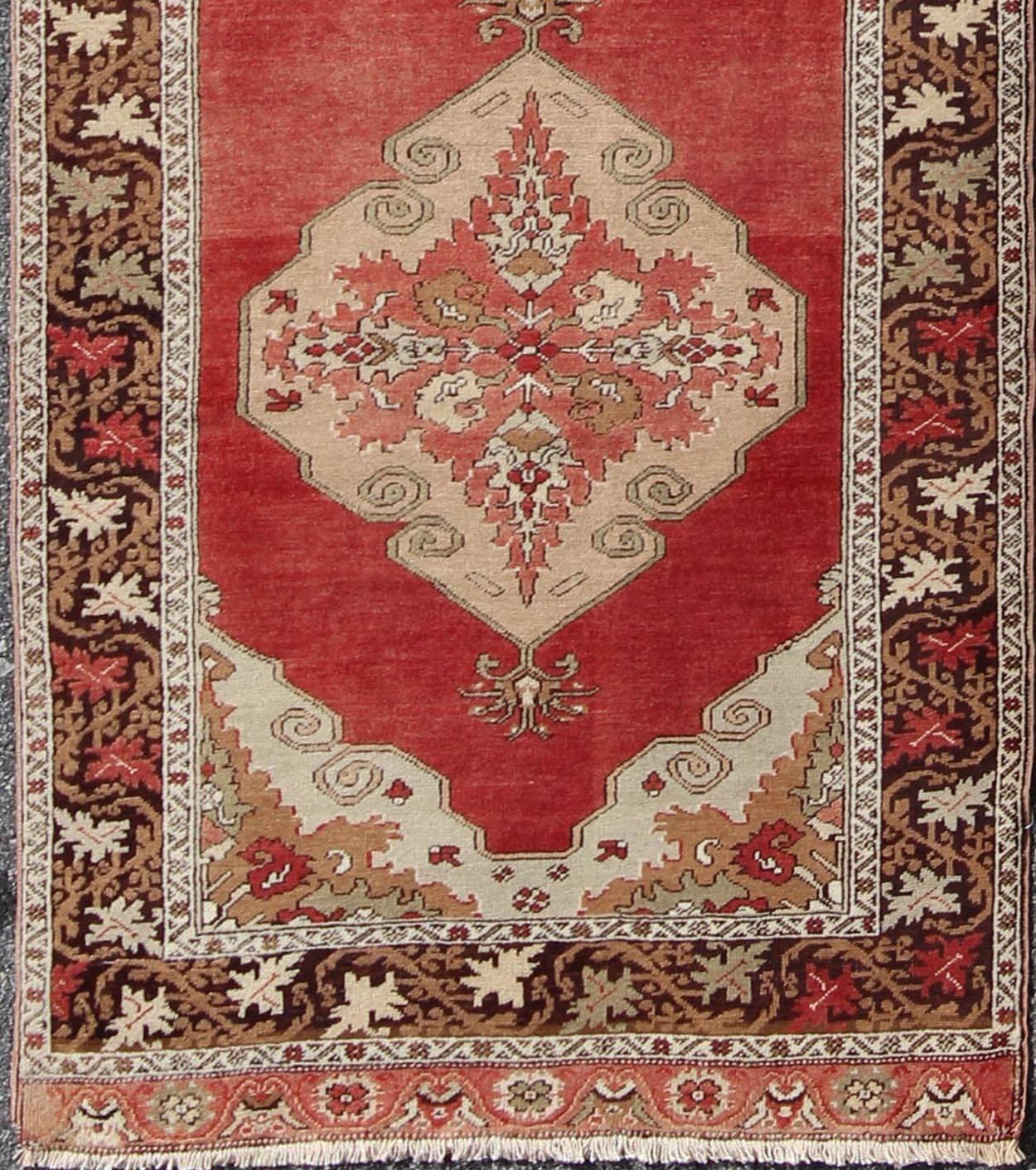 Tapis de galerie turc Oushak vintage du milieu du siècle avec d'élégants médaillons rouges, tapis na-63014, pays d'origine / type : Turquie / Oushak, vers le milieu du 20e siècle.

Ce magnifique chemin de table Oushak vintage datant du milieu du