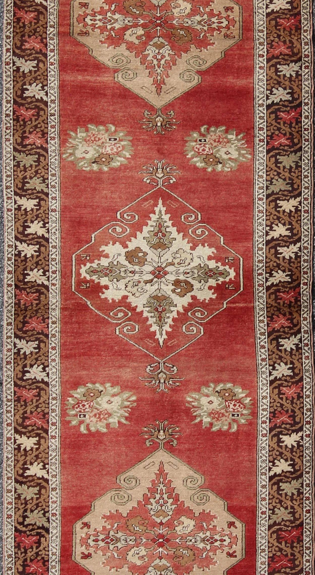 Turc Tapis de couloir d'Oushak Gallery turc vintage du milieu du siècle avec élégants médaillons rouges en vente