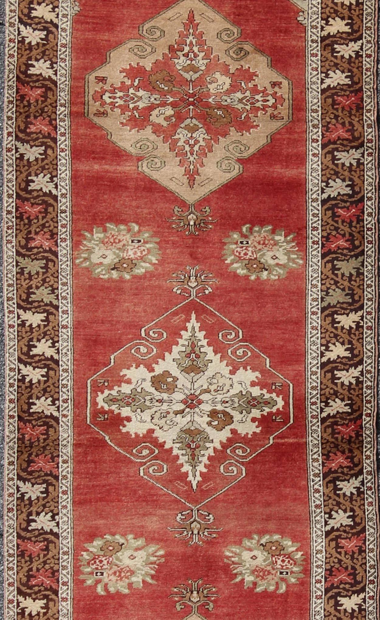 Noué à la main Tapis de couloir d'Oushak Gallery turc vintage du milieu du siècle avec élégants médaillons rouges en vente