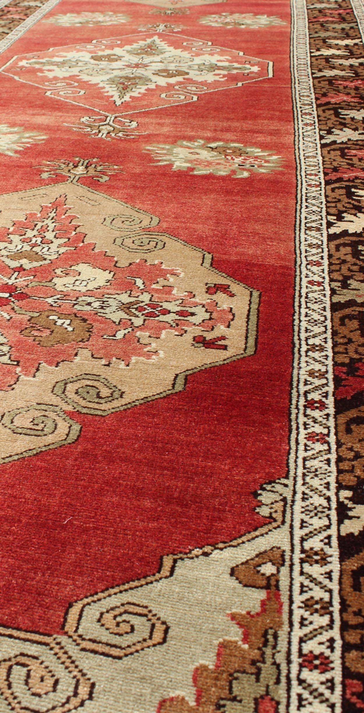 Tapis de couloir d'Oushak Gallery turc vintage du milieu du siècle avec élégants médaillons rouges Excellent état - En vente à Atlanta, GA