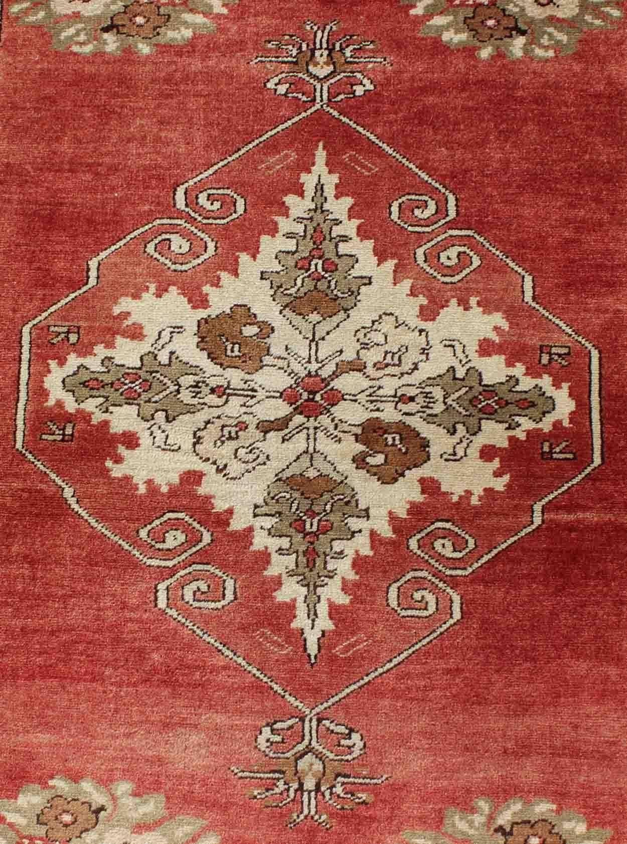 20ième siècle Tapis de couloir d'Oushak Gallery turc vintage du milieu du siècle avec élégants médaillons rouges en vente
