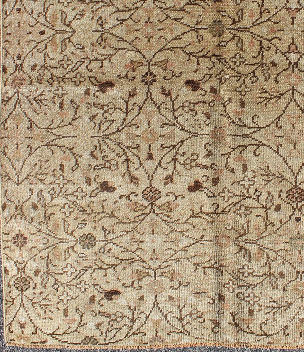 Vintage all-over floral design Turkish Oushak rug with free-flowing pattern, rug na-63970, country of origin / type: turkey / Oushak, circa mid-20th century

The design of this beautiful vintage Oushak rug from mid-20th century Turkey is enhanced