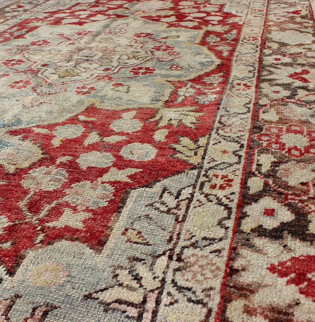 Handgeknüpfter türkischer Oushak-Teppich im Vintage-Stil mit Medaillon-Blumenmuster (20. Jahrhundert) im Angebot