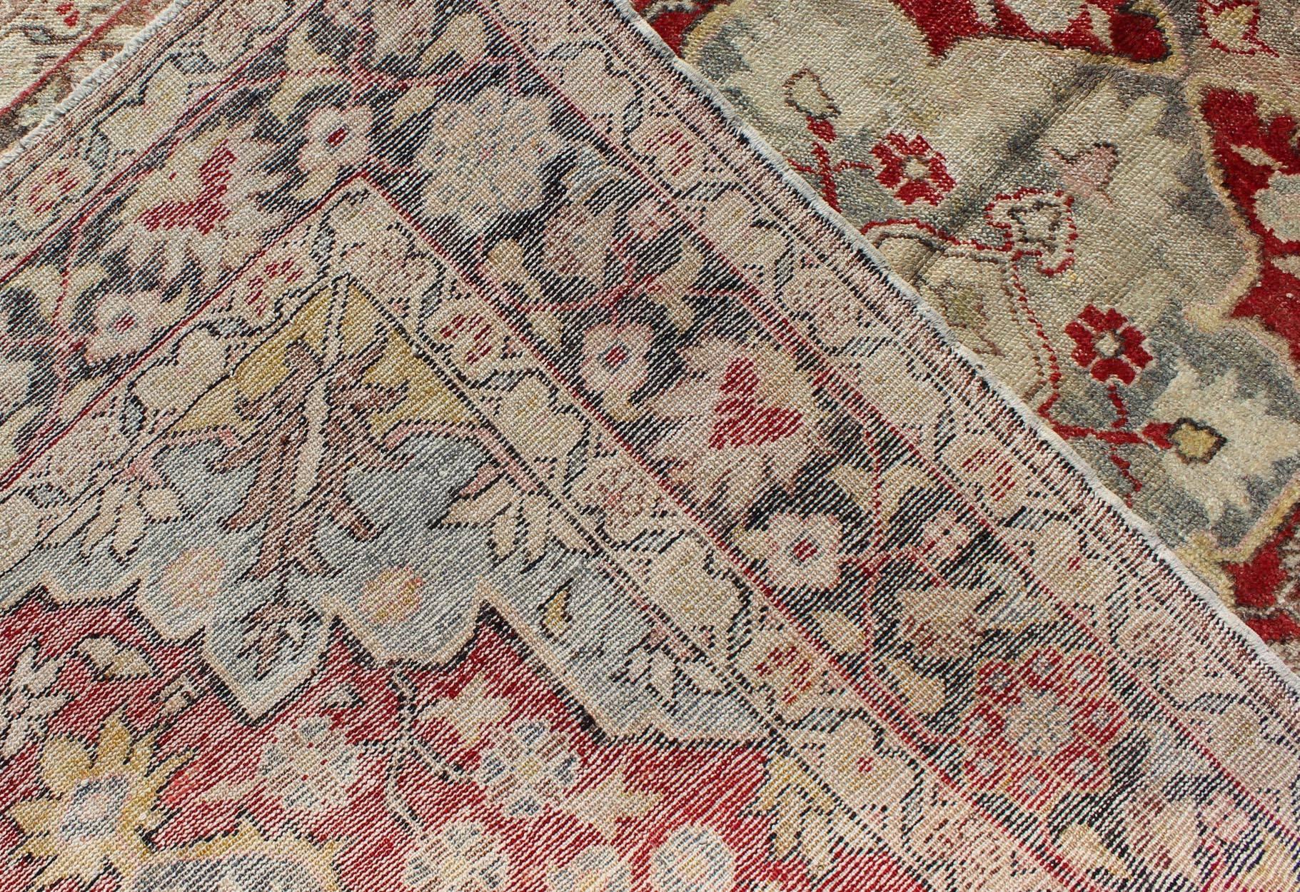 Handgeknüpfter türkischer Oushak-Teppich im Vintage-Stil mit Medaillon-Blumenmuster (Wolle) im Angebot