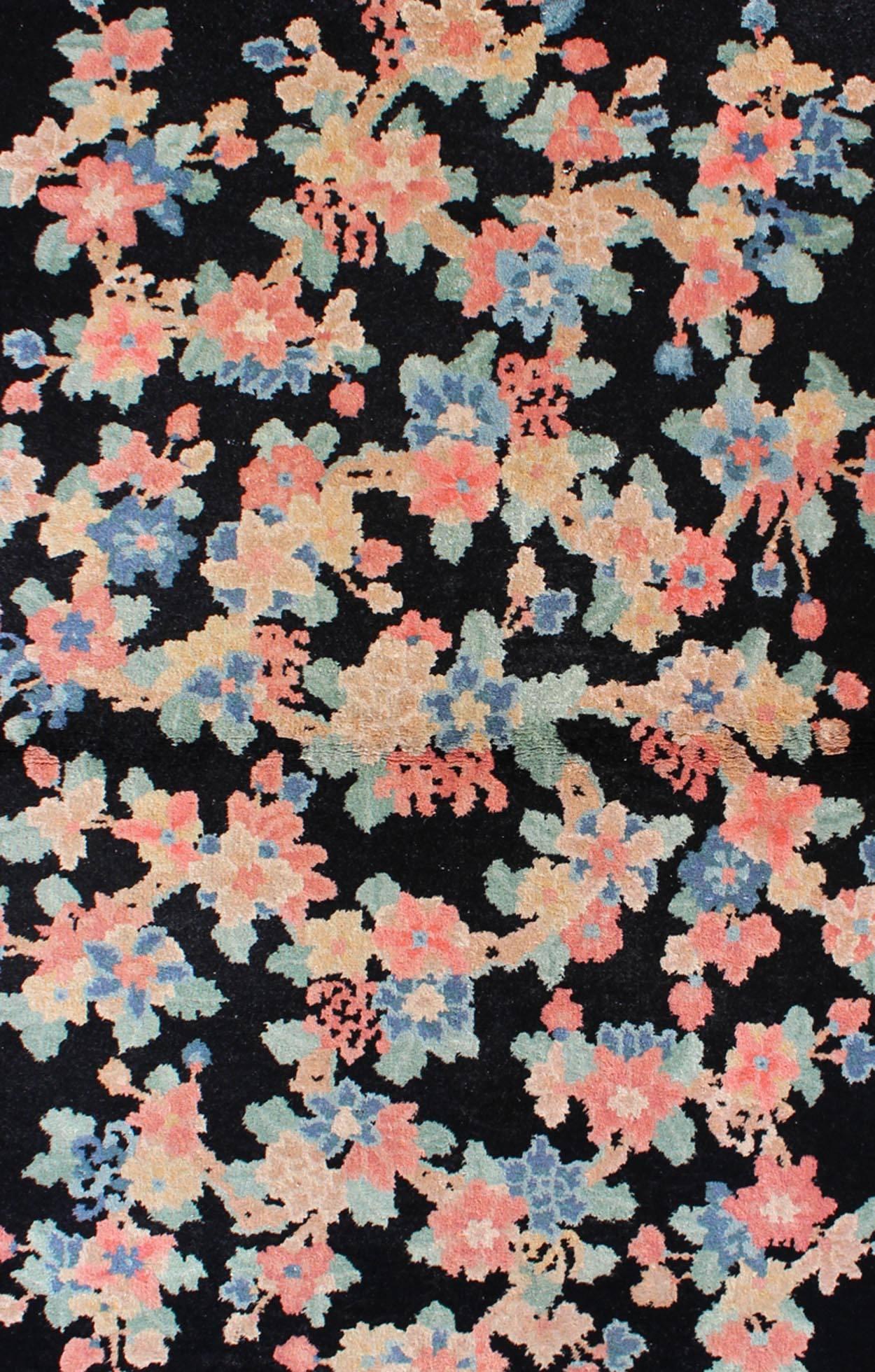 Chinesischer Art-Déco-Teppich mit schwarzem Hintergrund und pastellfarbenem Blumenstrauß (Art déco) im Angebot