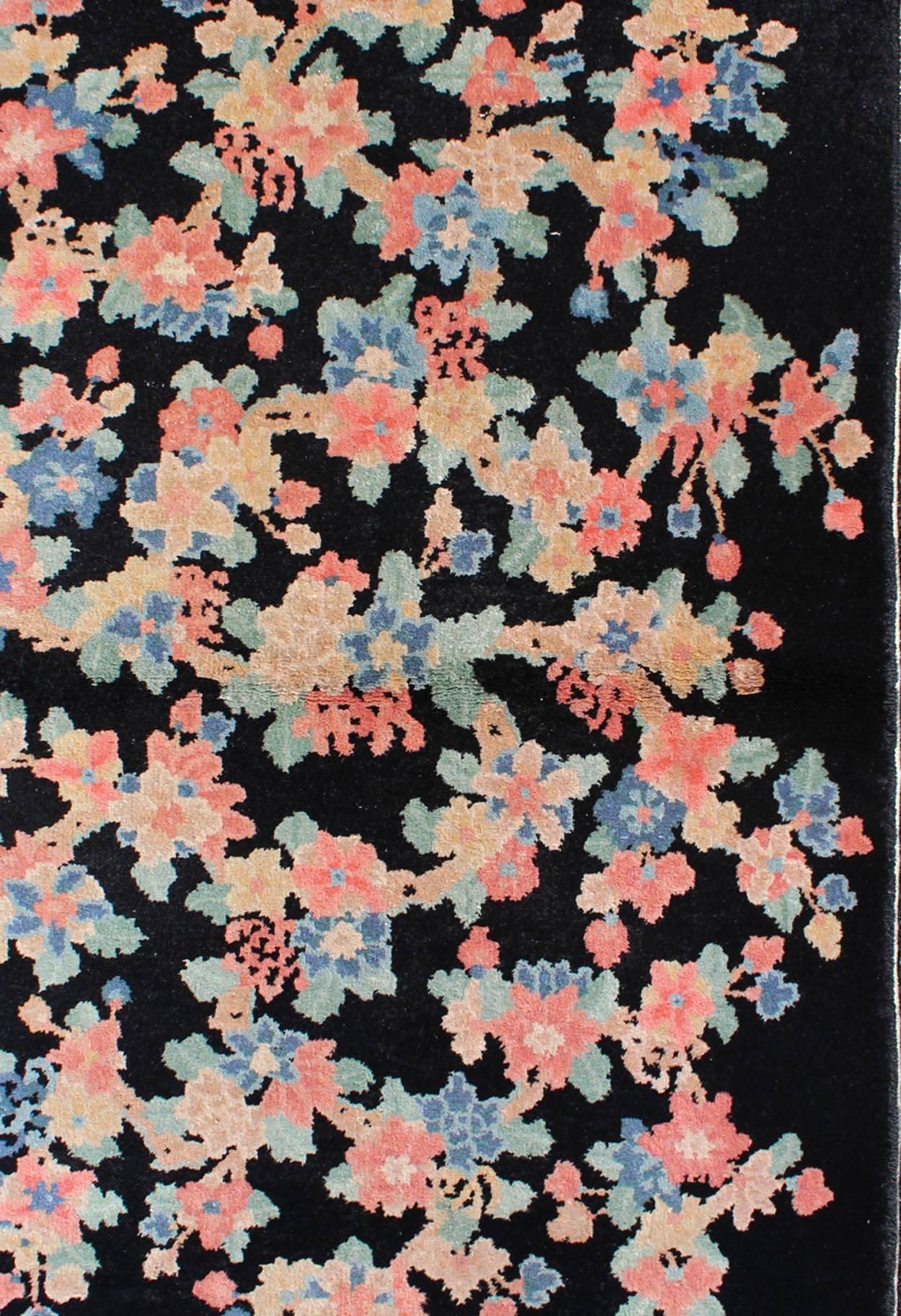 Alfombra China Art Decó con Fondo Negro y Ramo de Flores en Colores Pasteles Anudado a mano en venta