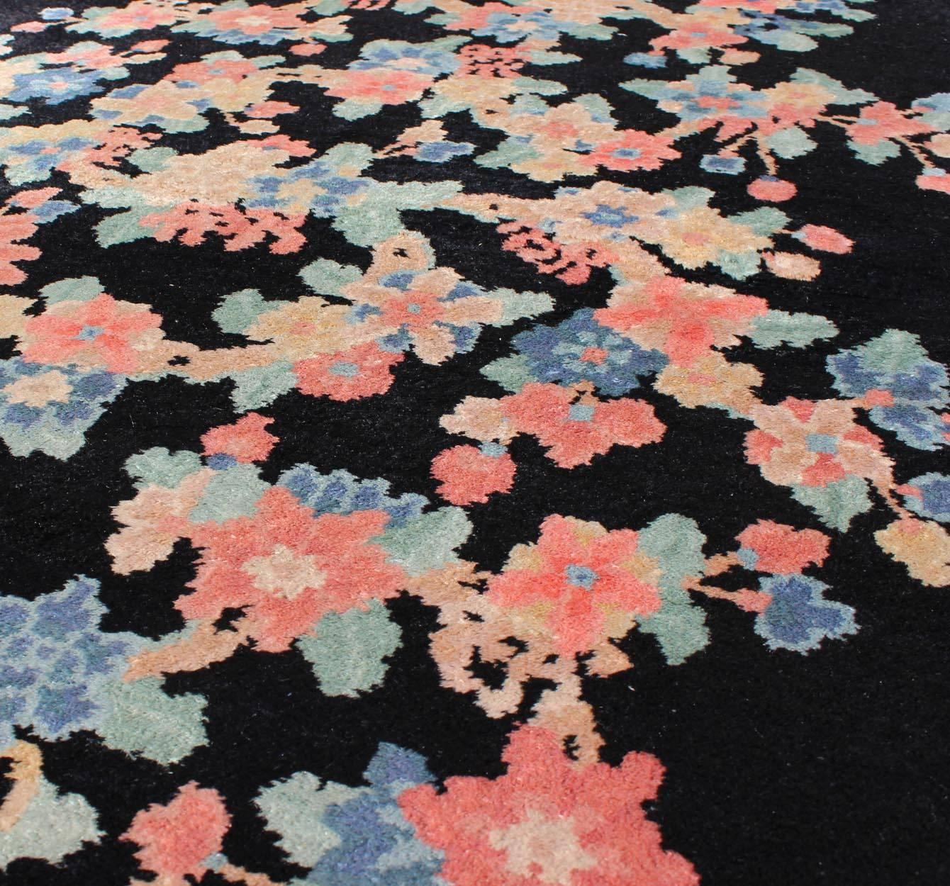 Chinesischer Art-Déco-Teppich mit schwarzem Hintergrund und pastellfarbenem Blumenstrauß im Zustand „Gut“ im Angebot in Atlanta, GA