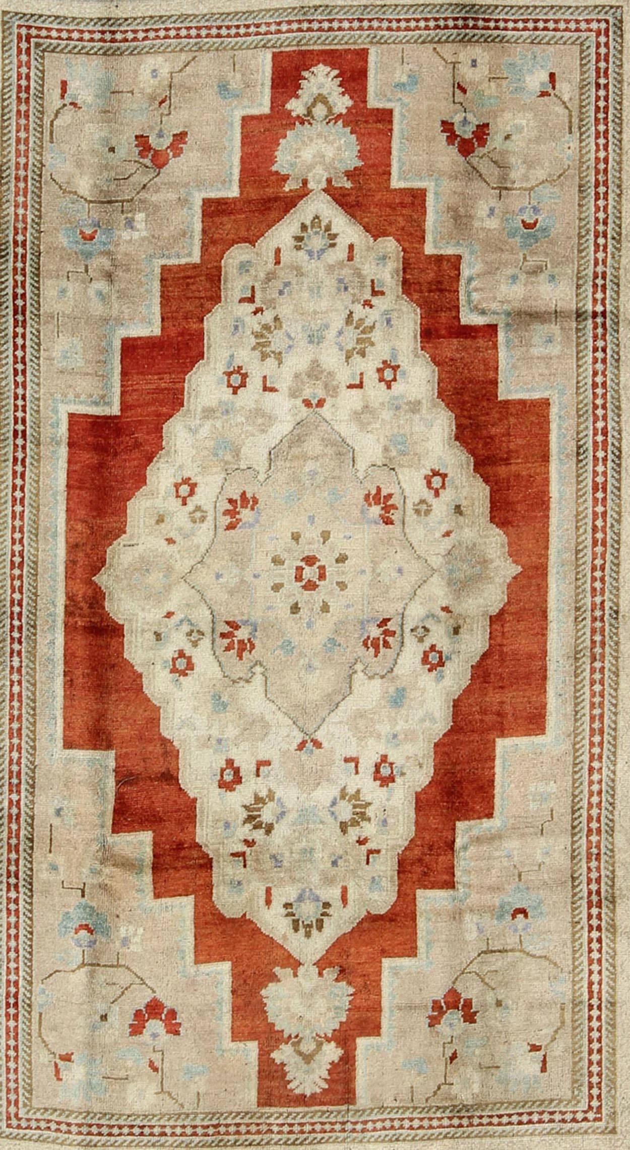Zentraler türkischer Oushak-Teppich mit Medaillon in Elfenbein, Rot, Grün und Blau (Türkisch) im Angebot