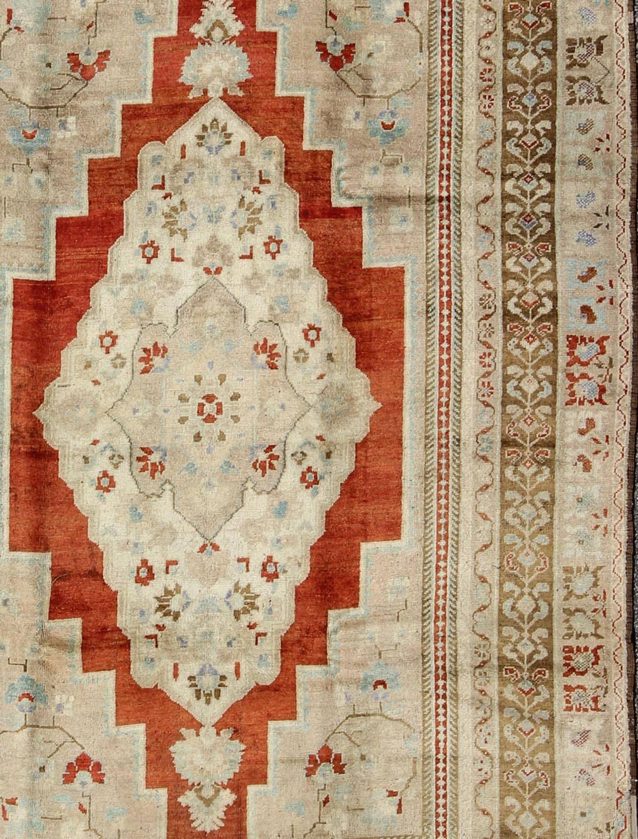 Zentraler türkischer Oushak-Teppich mit Medaillon in Elfenbein, Rot, Grün und Blau (Handgeknüpft) im Angebot