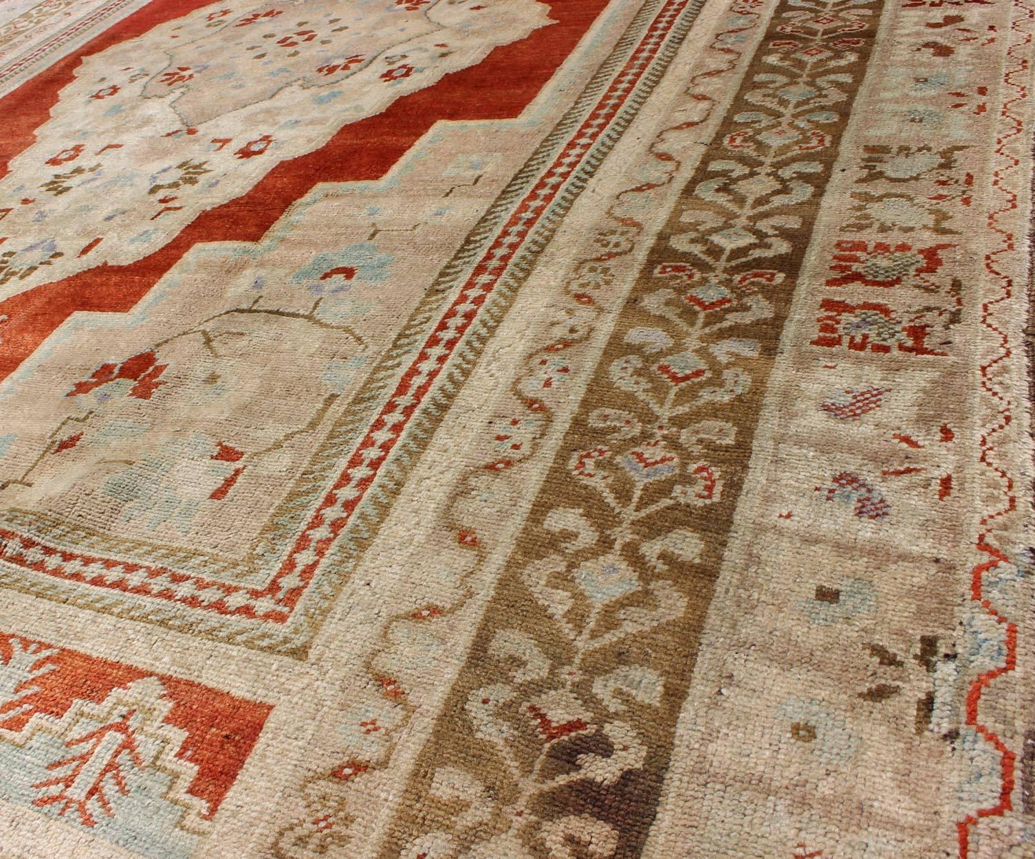 Zentraler türkischer Oushak-Teppich mit Medaillon in Elfenbein, Rot, Grün und Blau im Zustand „Hervorragend“ im Angebot in Atlanta, GA
