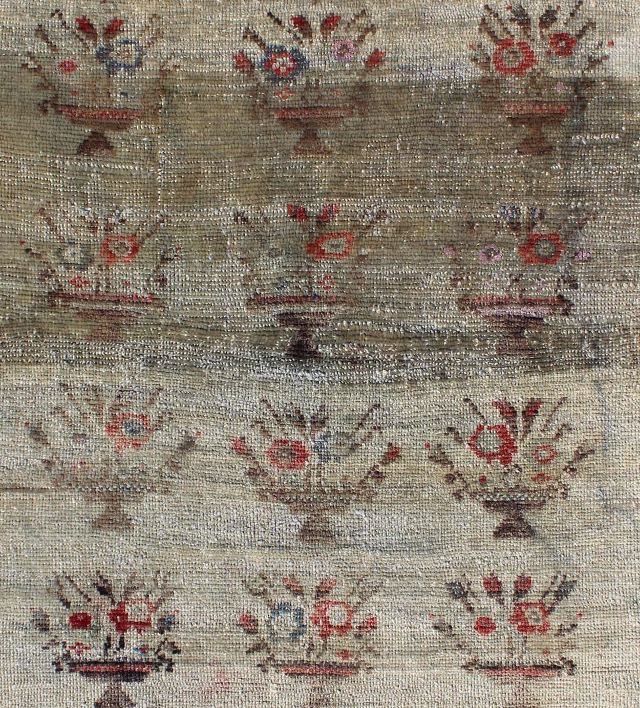 Türkischer Oushak-Teppich aus der Mitte des Jahrhunderts mit Blumenstrauß-Muster (Handgeknüpft) im Angebot