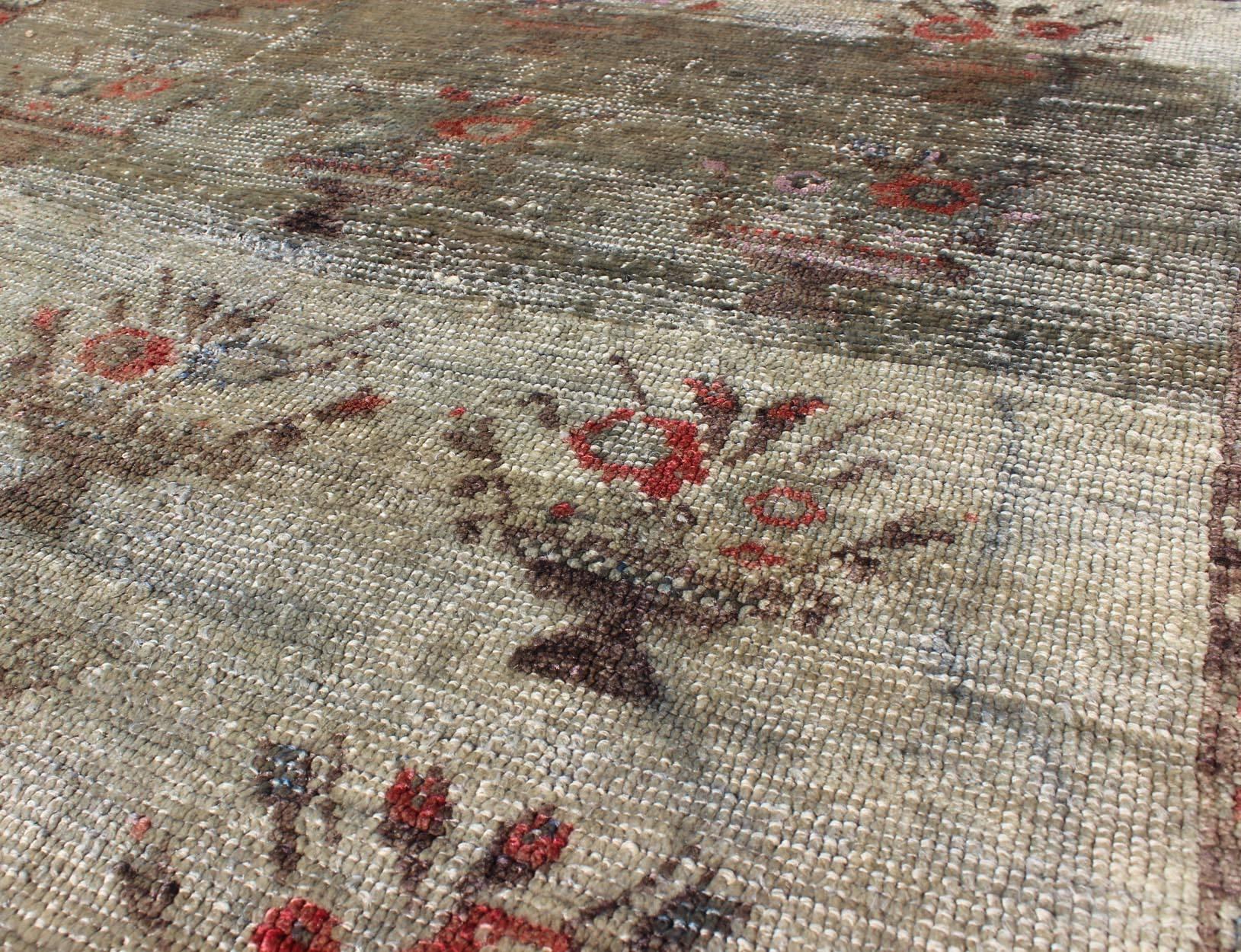 Türkischer Oushak-Teppich aus der Mitte des Jahrhunderts mit Blumenstrauß-Muster (20. Jahrhundert) im Angebot