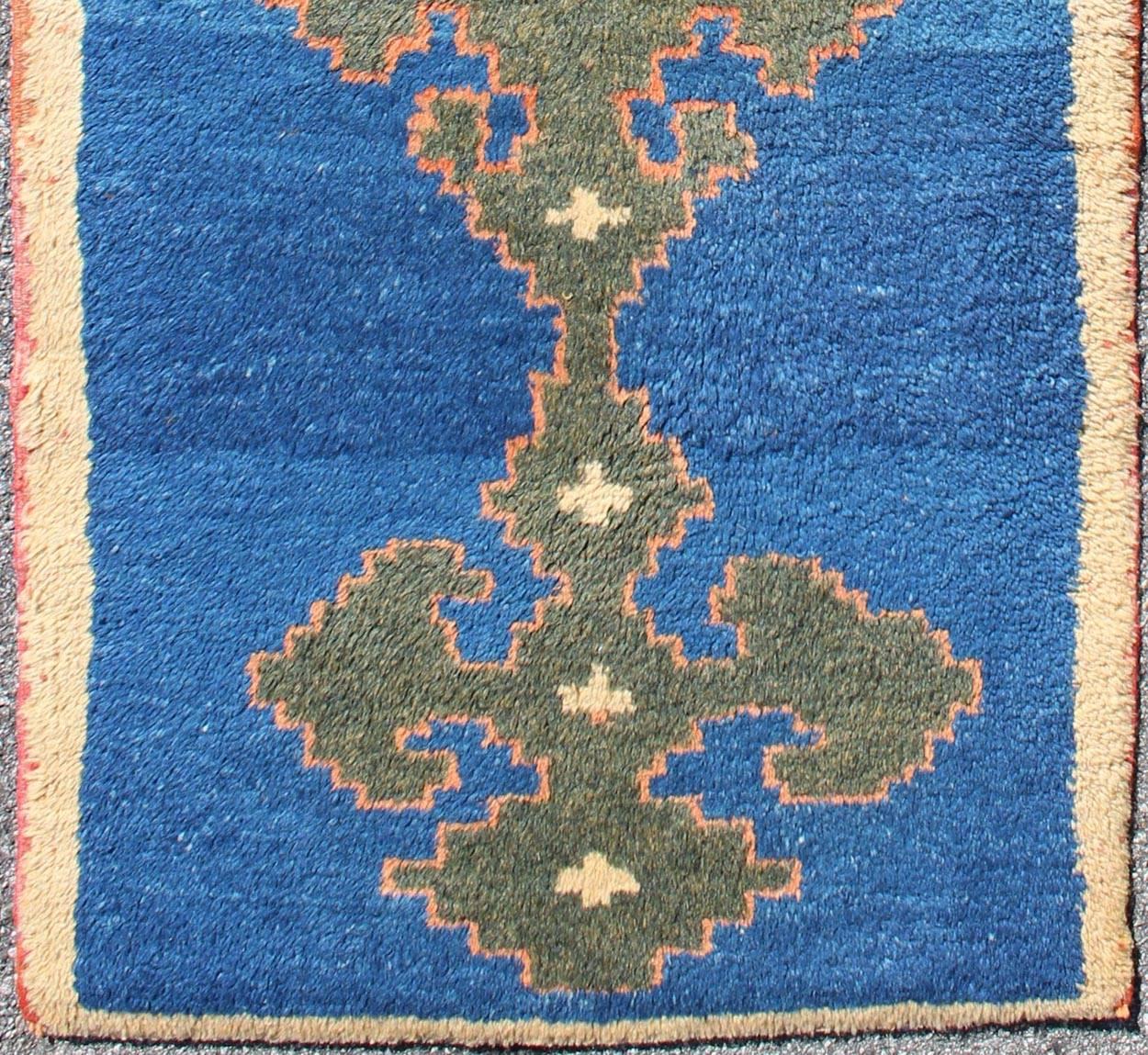 Turkish vintage tulu runner with cross-shaped medallions in orange, green and blue, rug en-112937, country of origin / type: Turkey / tulu, circa mid-20th century

This vintage Tulu runner contains four orange and green cross-shaped medallions