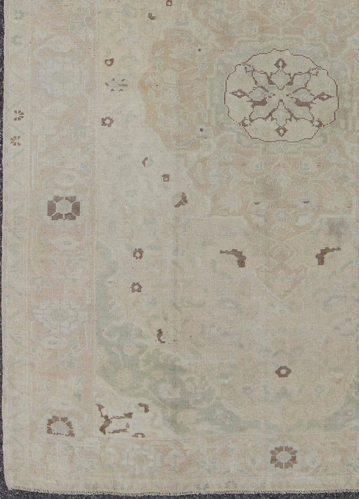 Gedämpfter türkischer Oushak-Teppich mit Medaillonmuster und floralem Muster.  teppich de-141693, herkunftsland / typ: Türkei / Oushak, um die Mitte des 20. Jahrhunderts

Dieser türkische Oushak-Teppich (ca. Mitte des 20. Jahrhunderts) zeigt ein