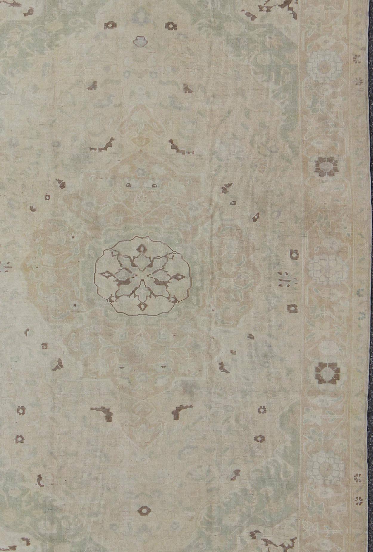 Noué à la main Tapis turc Oushak soigné avec médaillon dans des tons de taupe, brun clair et vert en vente