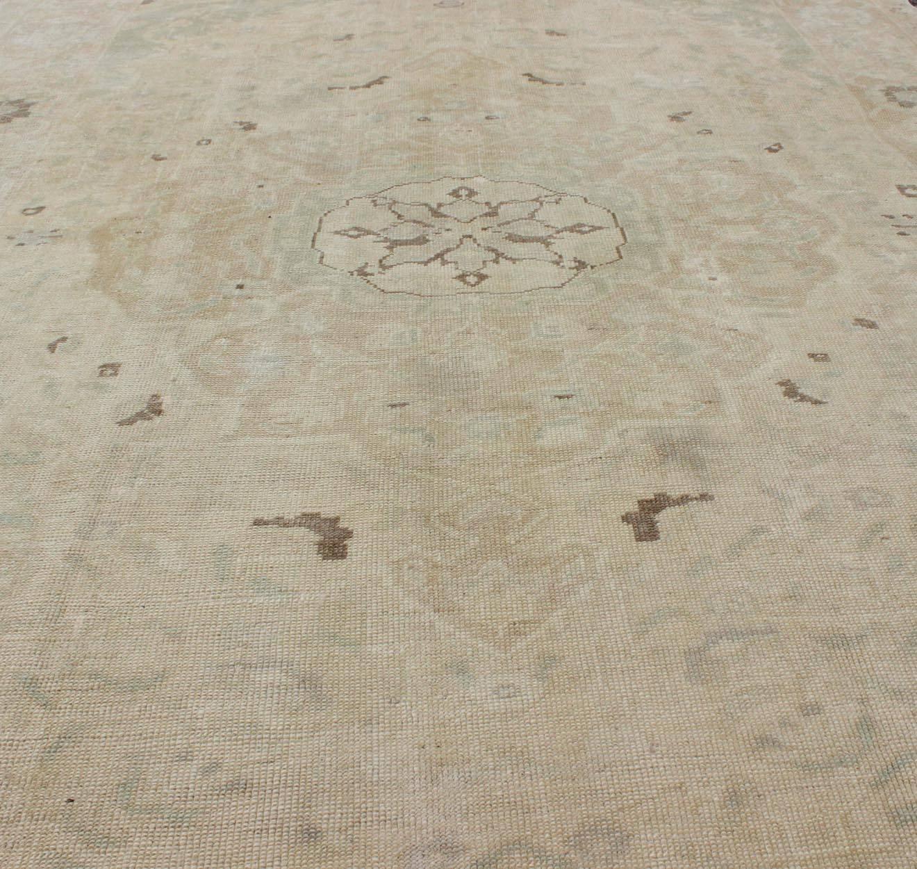 20ième siècle Tapis turc Oushak soigné avec médaillon dans des tons de taupe, brun clair et vert en vente