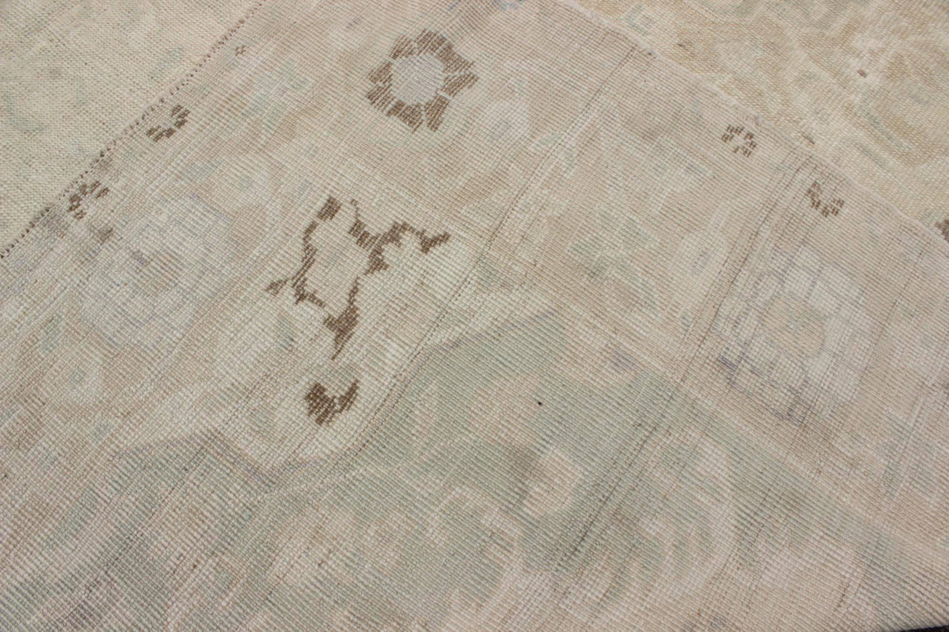 Laine Tapis turc Oushak soigné avec médaillon dans des tons de taupe, brun clair et vert en vente