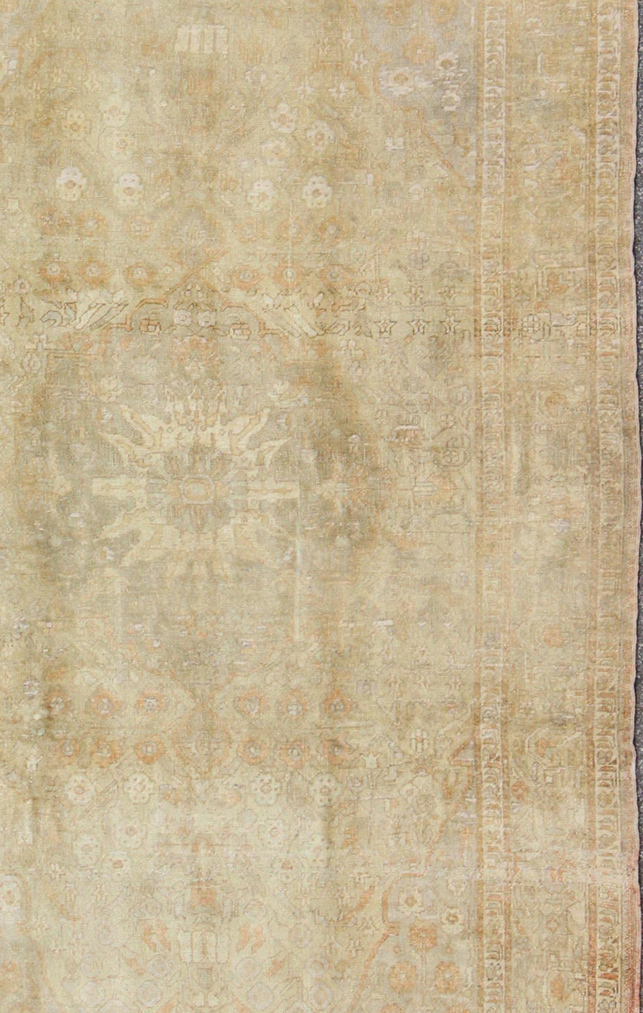 Alfombra Konya Turca Vintage Descolorida con Medallón, Flores y Fondo Topo Turco en venta