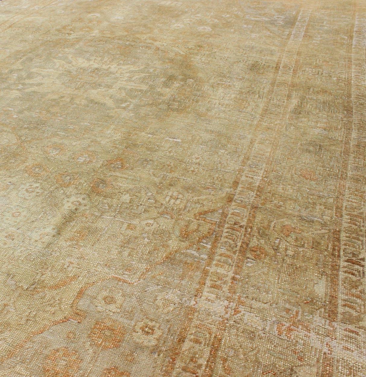 Alfombra Konya Turca Vintage Descolorida con Medallón, Flores y Fondo Topo Anudado a mano en venta