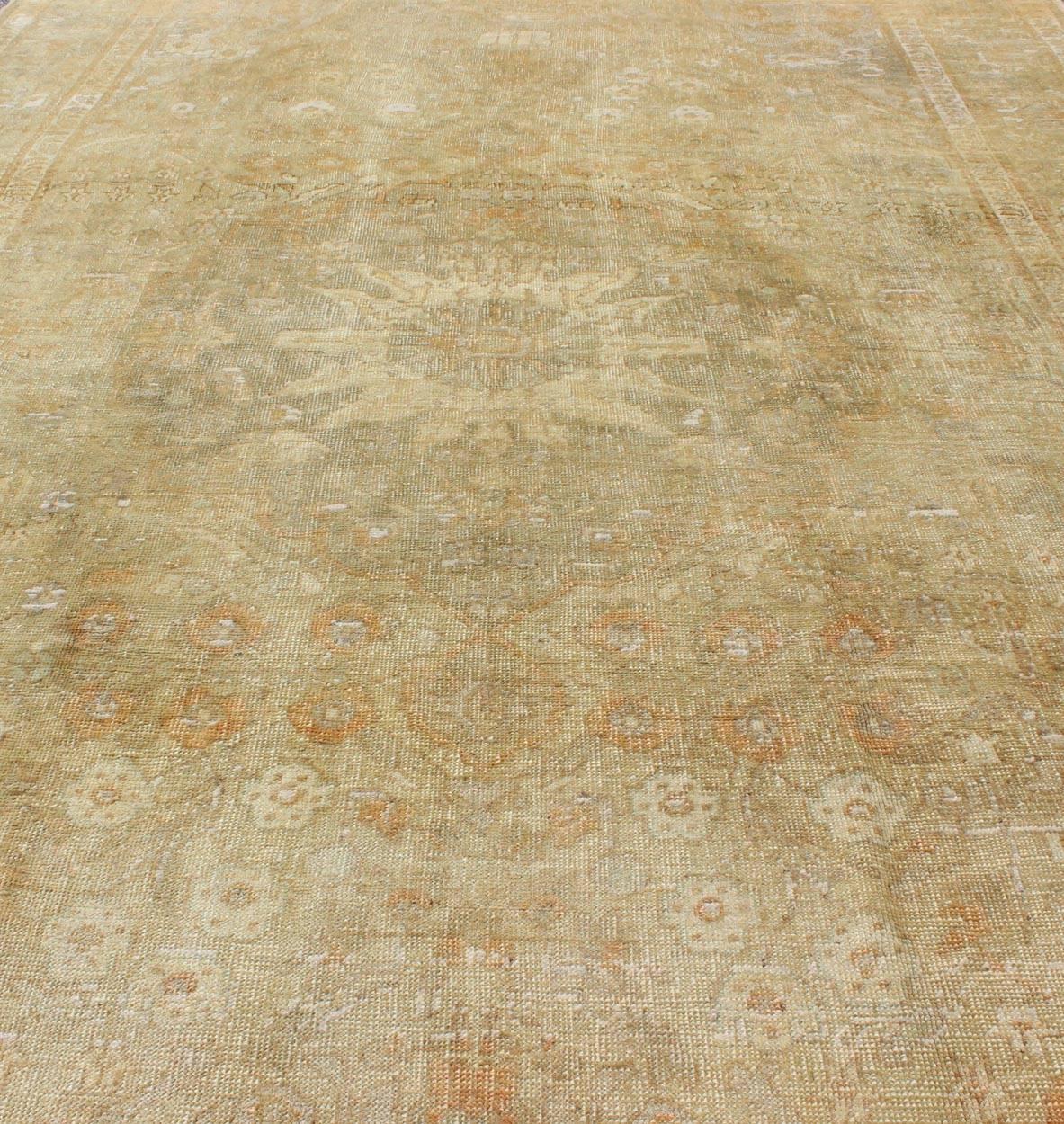 Alfombra Konya Turca Vintage Descolorida con Medallón, Flores y Fondo Topo en Excelente estado para la venta en Atlanta, GA