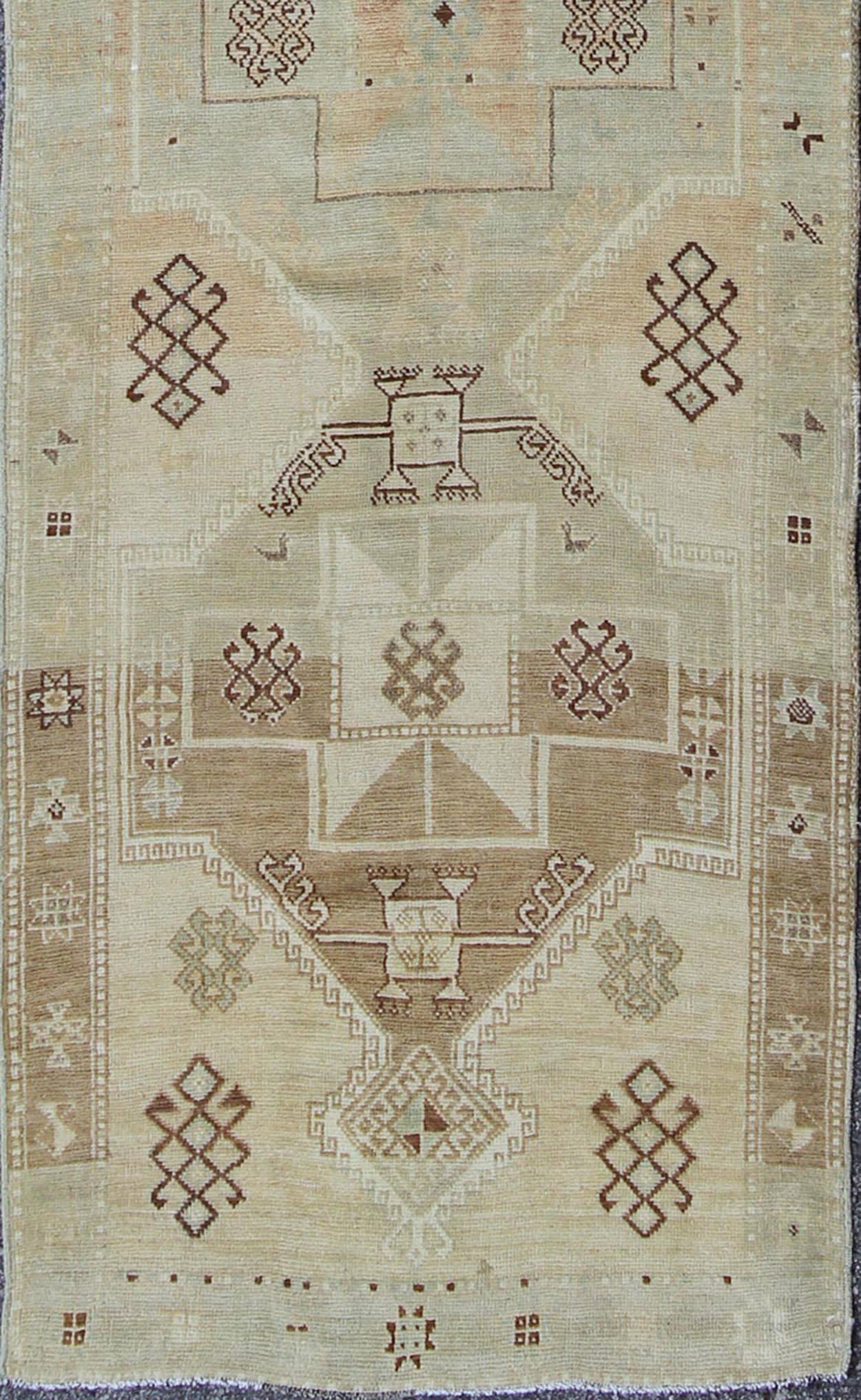 Midcentury vintage Turkish Oushak runner with geometric tribal medallions, rug en-4261, country of origin / type: Turkey / Oushak, circa mid-20th century

This vintage Turkish Oushak gallery rug (circa mid-20th century) features a unique blend of