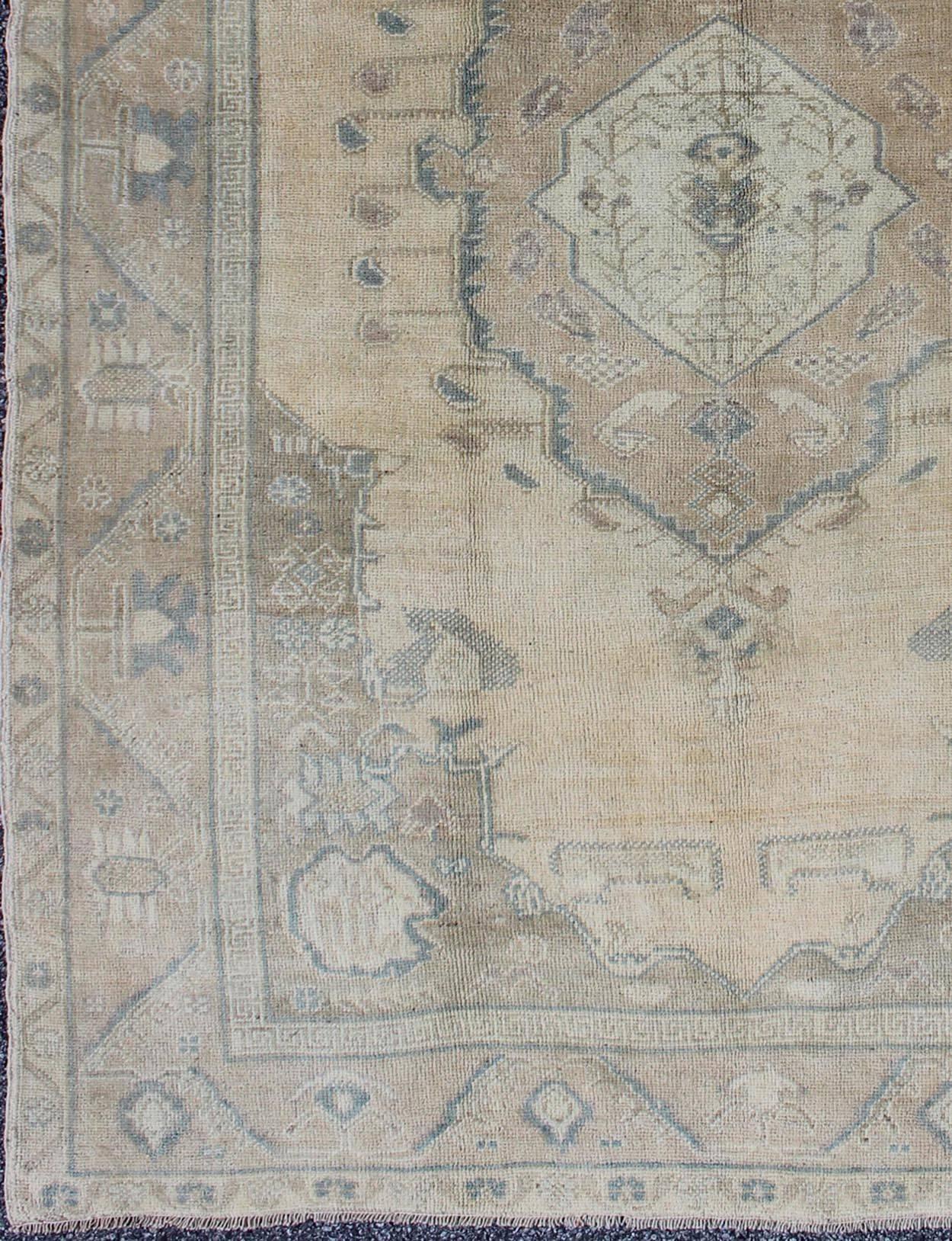 Vintage Turkish Oushak rug with tribal medallion in ivory, camel and gray, rug en-4372, country of origin / type: Turkey / Oushak, circa mid-20th century

This vintage Turkish Oushak rug (circa mid-20th century) features a unique blend of colors
