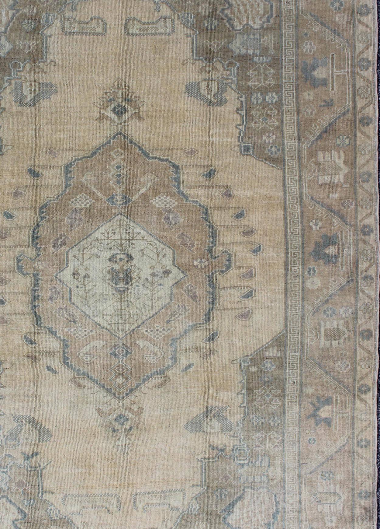 Vintage Turkish Oushak Rug with Tribal Medallion in Ivory, Camel, and Gray In Excellent Condition For Sale In Atlanta, GA