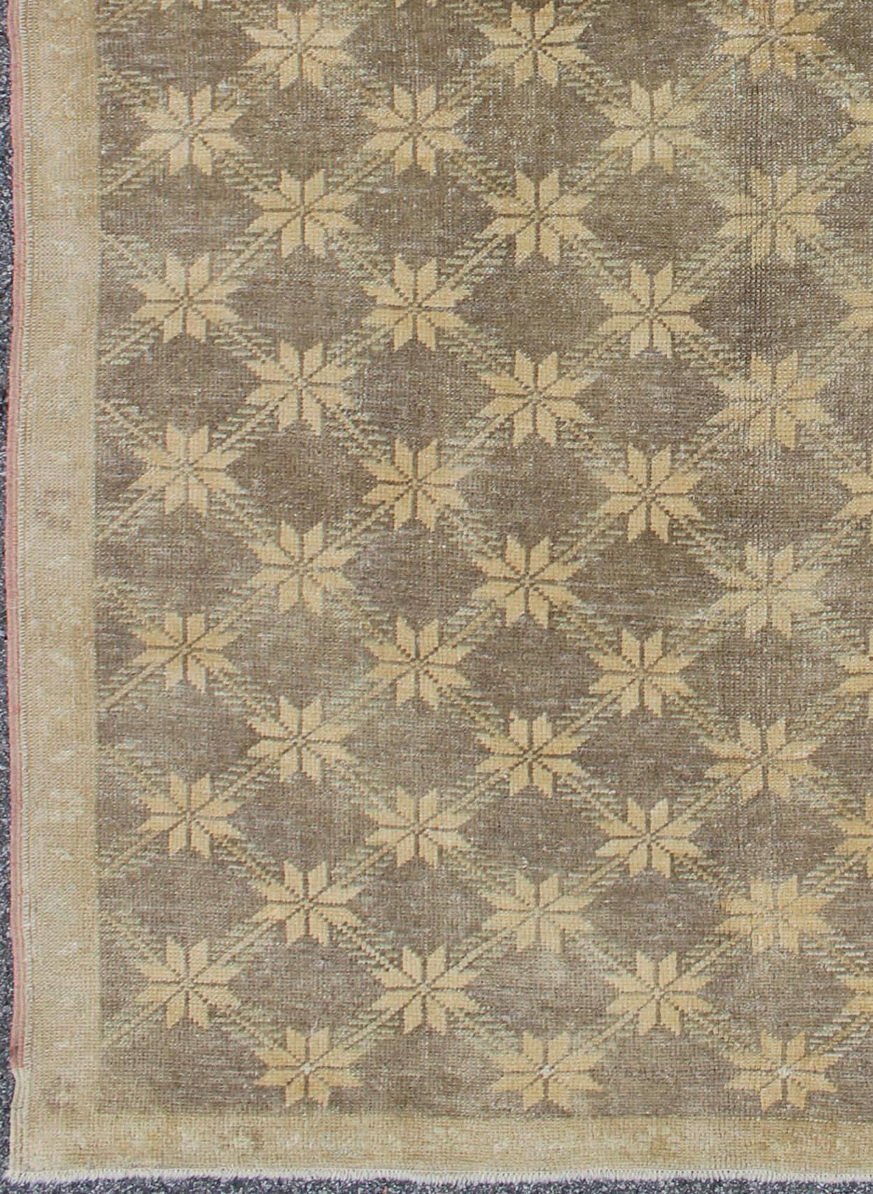 Brown midcentury vintage Turkish Oushak rug with floral or star lattice pattern, rug en-4463, country of origin / type: Turkey / Oushak, circa mid-20th century.

The design of this beautiful vintage Oushak rug from mid-20th century Turkey is