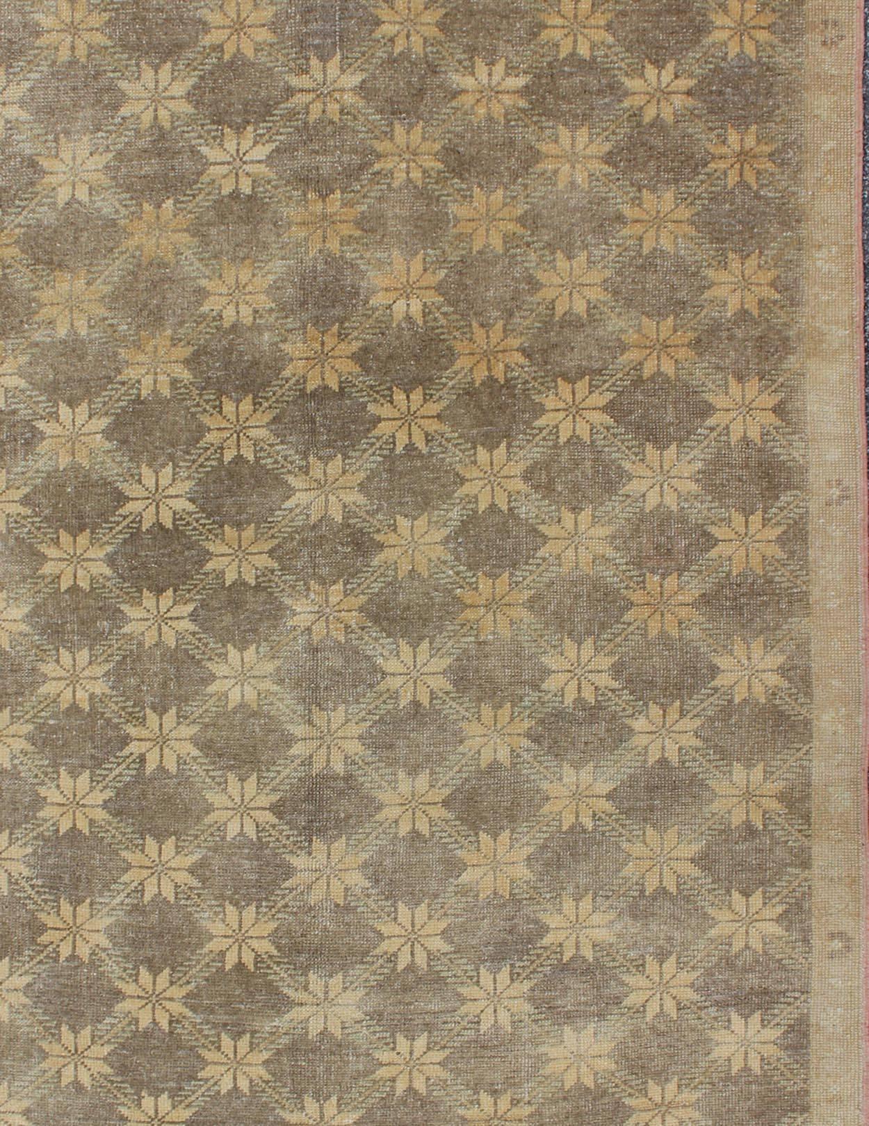 Brown Midcentury Vintage Turkish Oushak Rug with Floral or Star Lattice Pattern In Excellent Condition For Sale In Atlanta, GA