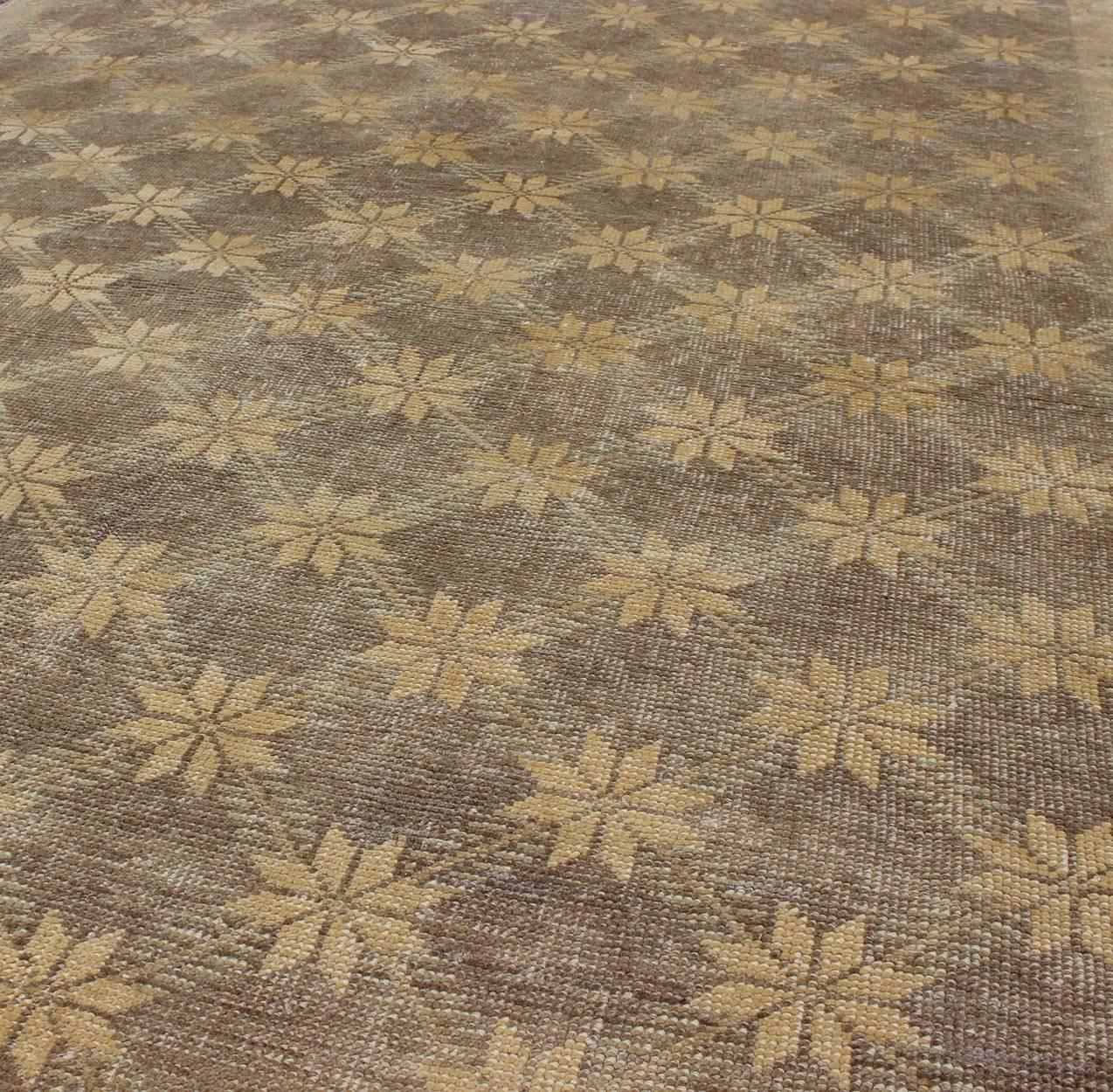 20th Century Brown Midcentury Vintage Turkish Oushak Rug with Floral or Star Lattice Pattern For Sale