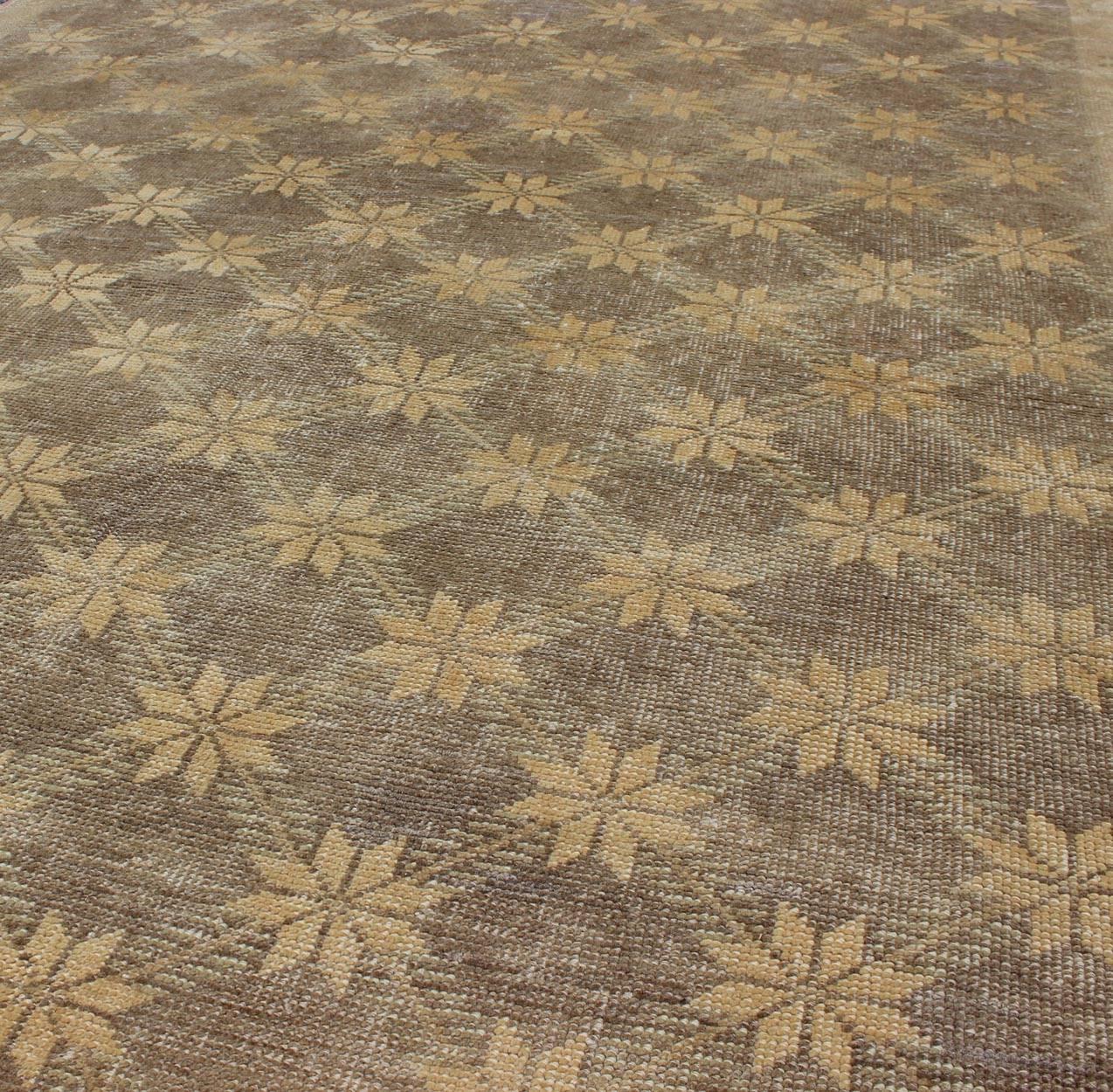 Tappeto Oushak turco vintage marrone di metà secolo con motivo floreale o a stella a reticolo In condizioni buone in vendita a Atlanta, GA