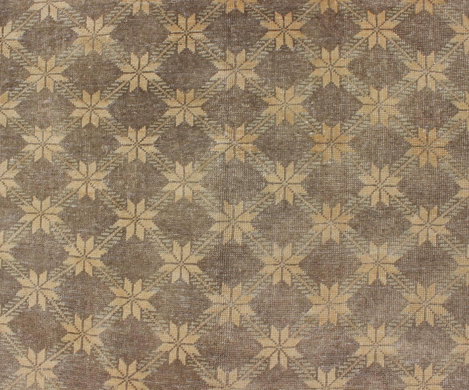 XX secolo Tappeto Oushak turco vintage marrone di metà secolo con motivo floreale o a stella a reticolo in vendita